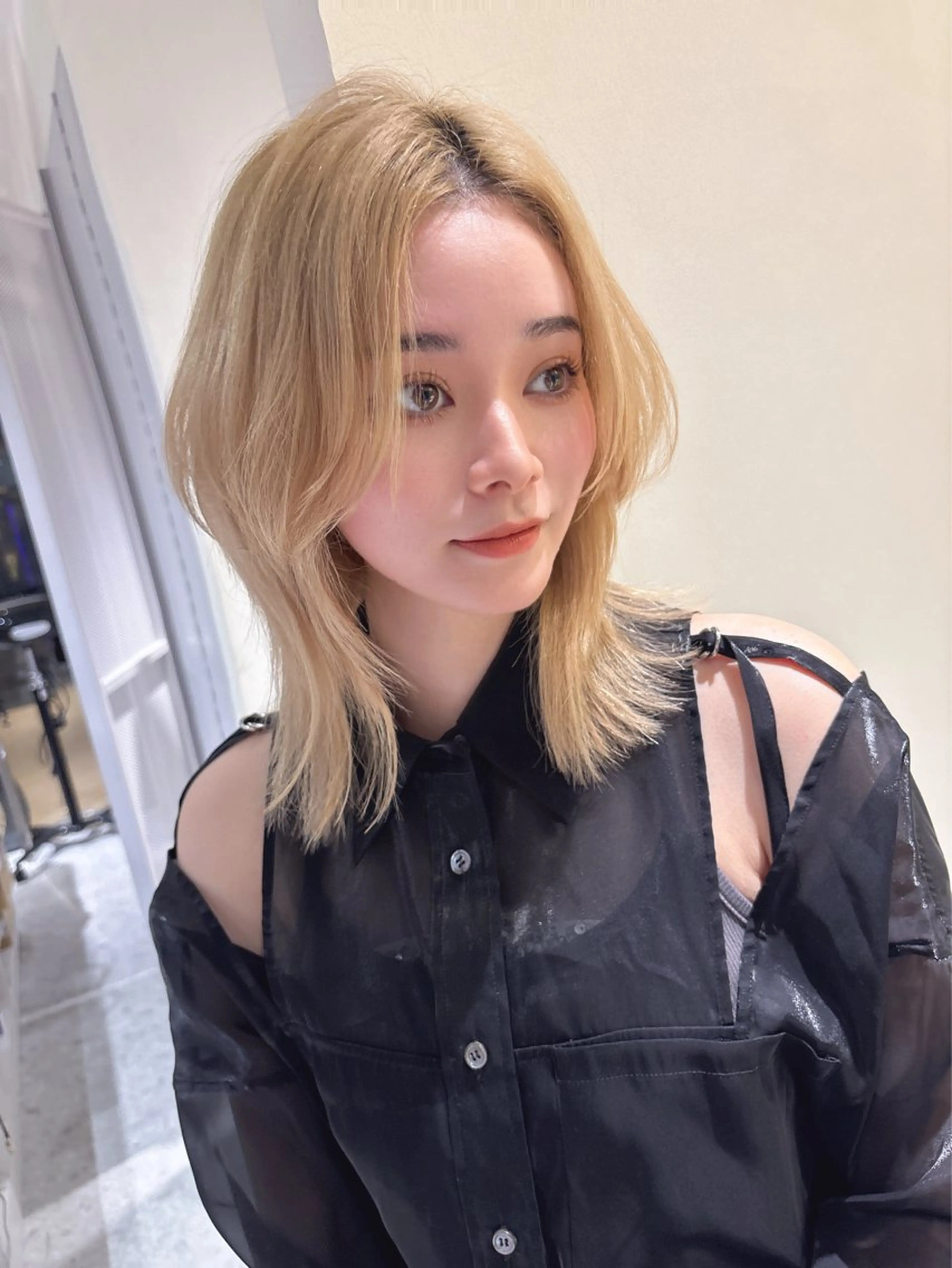 ミディアム カラー 💛ブリーチ&カット LEON🩶のヘアスタイル