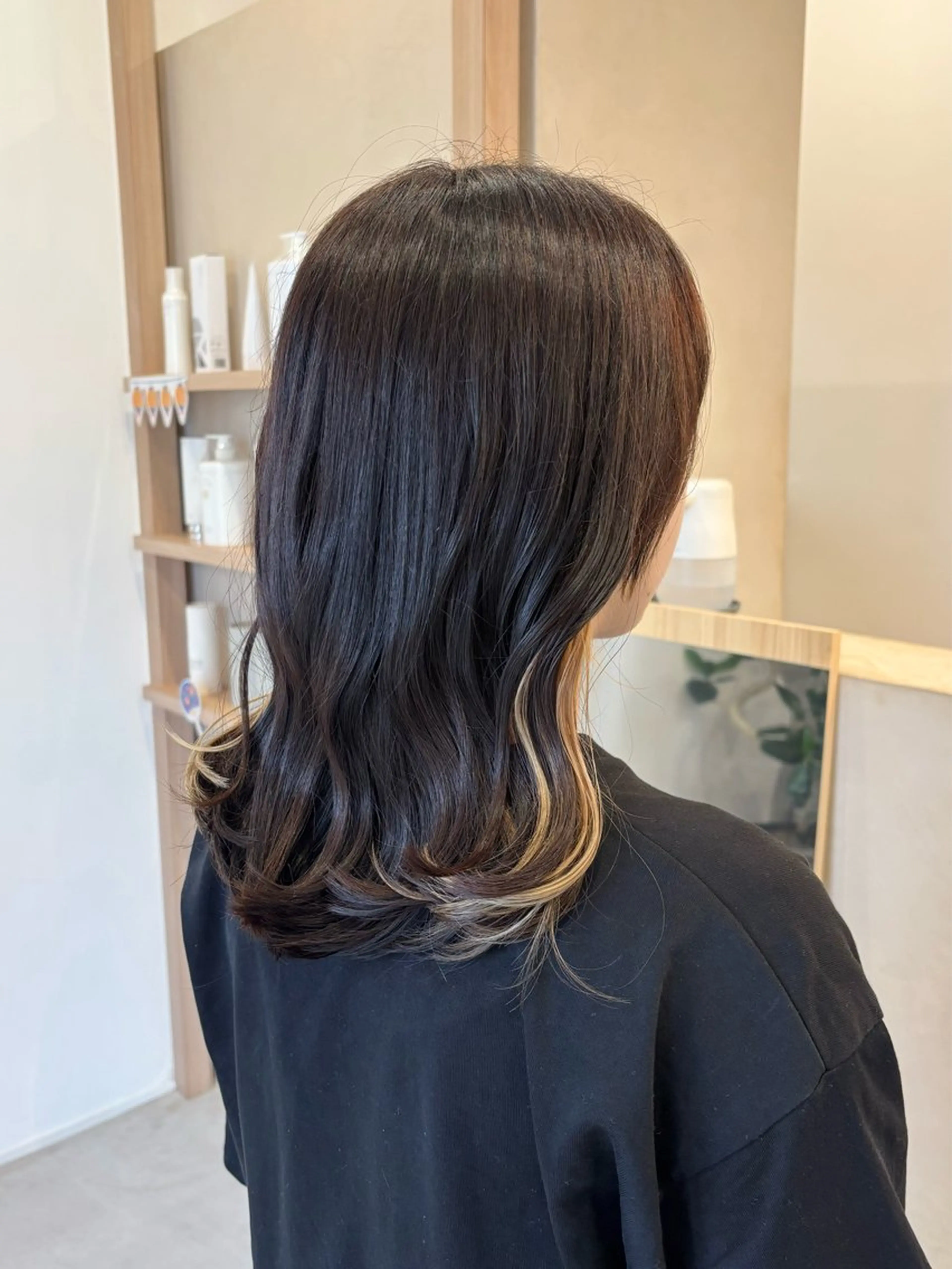 セミロング カラー イヤリングカラー カット ヘアカラー トリートメント 真弓 理沙のヘアスタイル