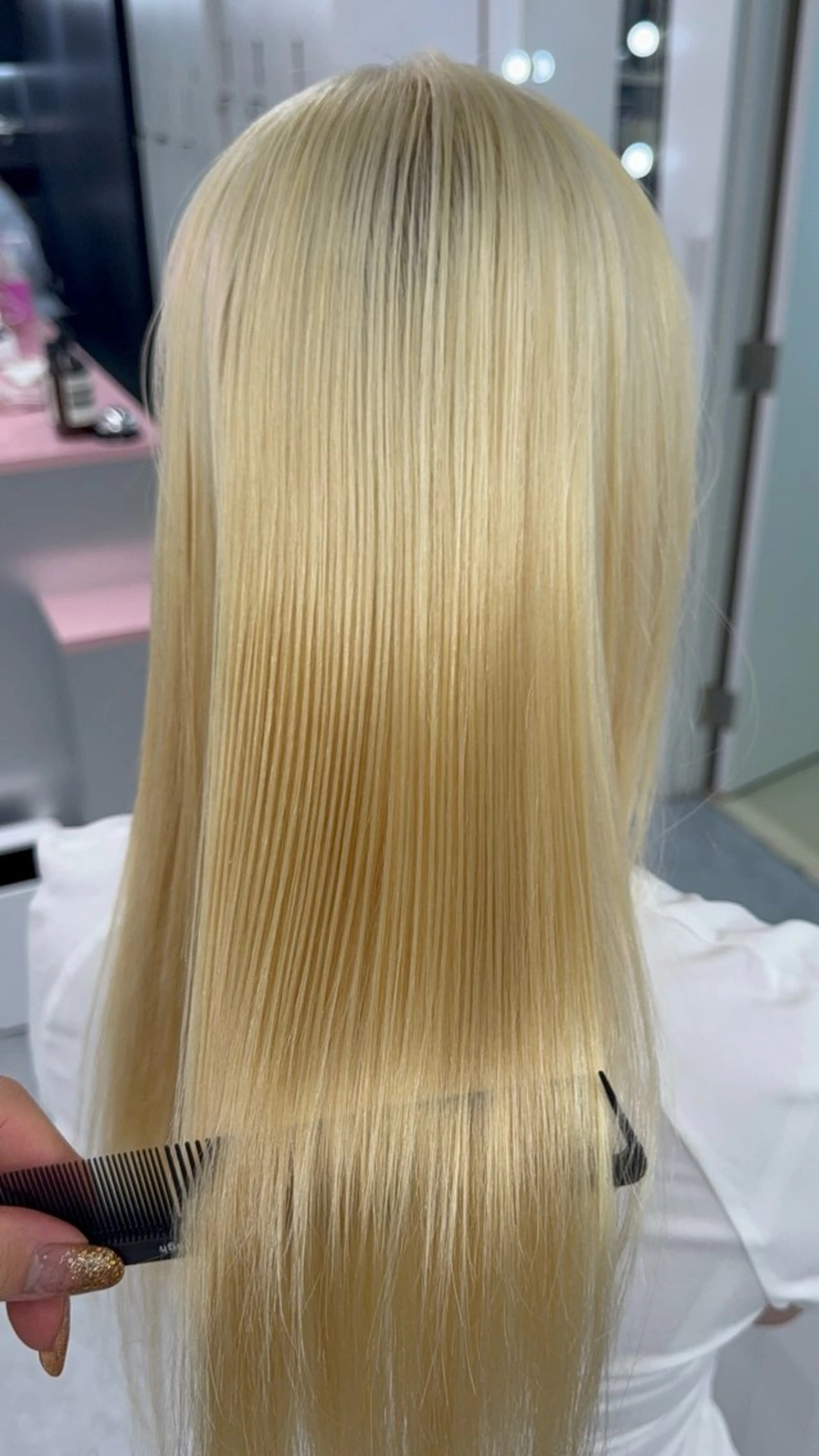 セミロング カラー 抜きっぱなしブロンド ヘアカラー 岩澤 祐輔のヘアスタイル
