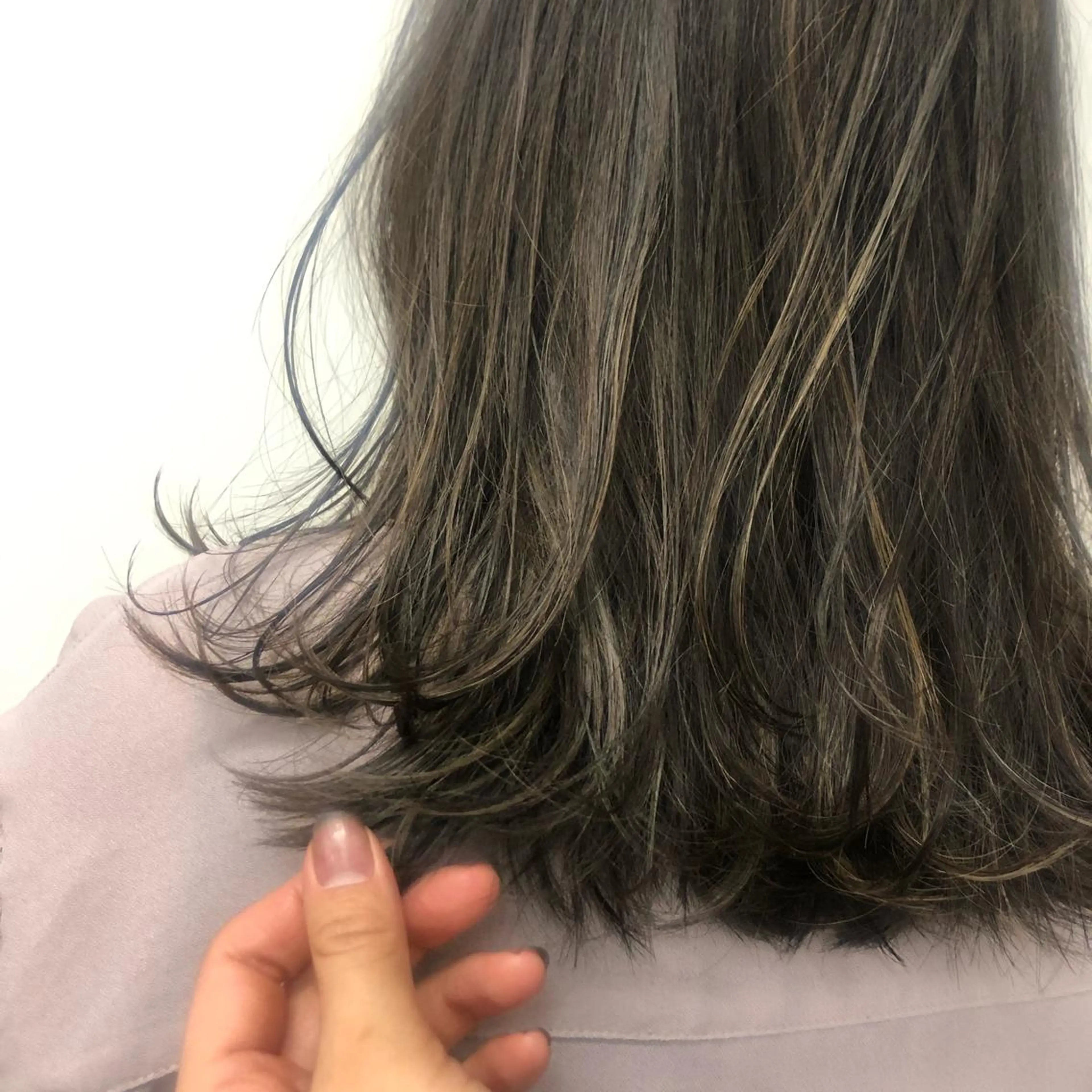 セミロング カラー ヘアアレンジ グレージュ ハイライトカラー カーキグレージュ ハイライト stand所属・ニュアンスヘア🌔 nanakoのヘアスタイル