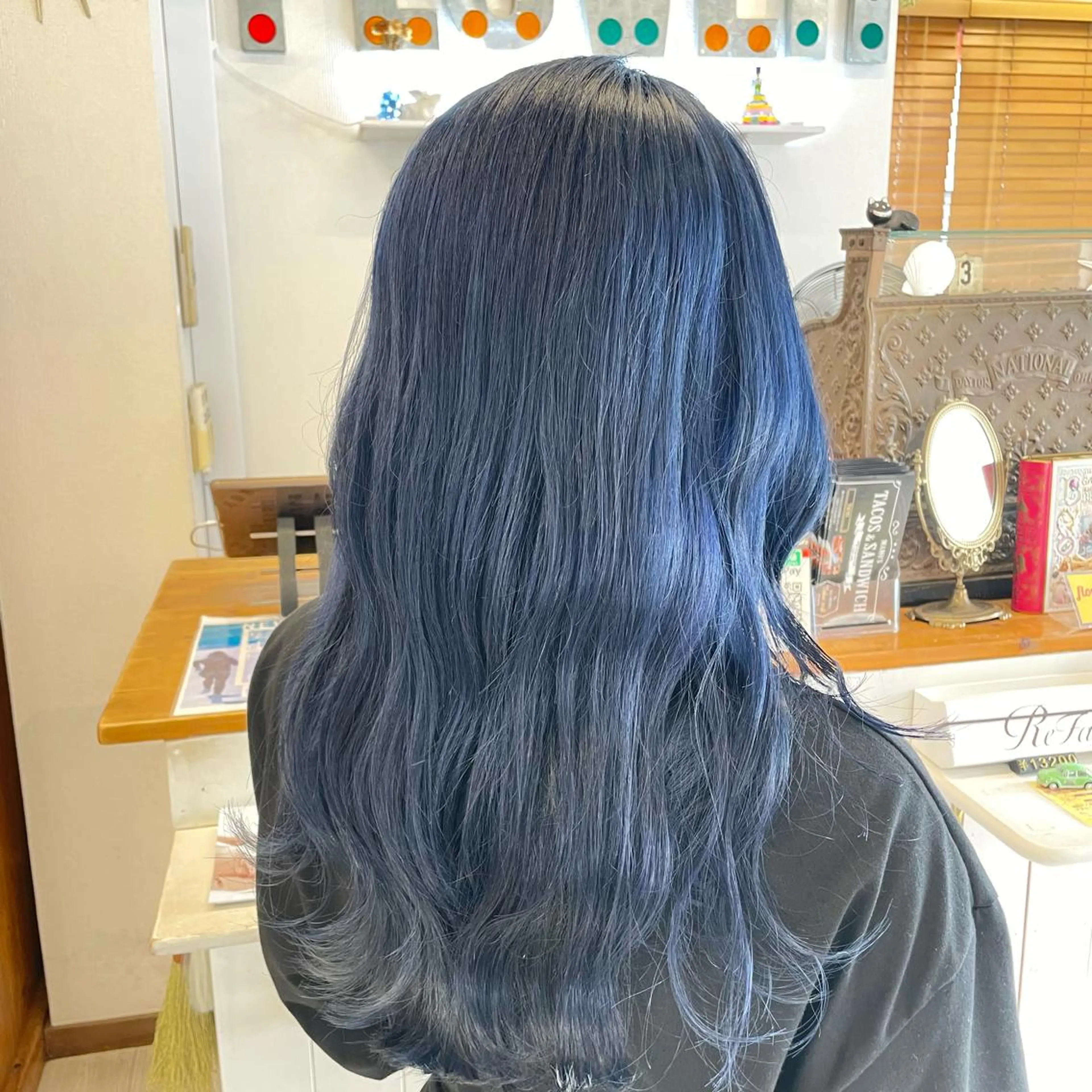 セミロング カラー ブリーチ ケアブリーチ ダブルカラー ネイビーカラー インナーカラー/推し アニメカラー/ウルフのヘアスタイル