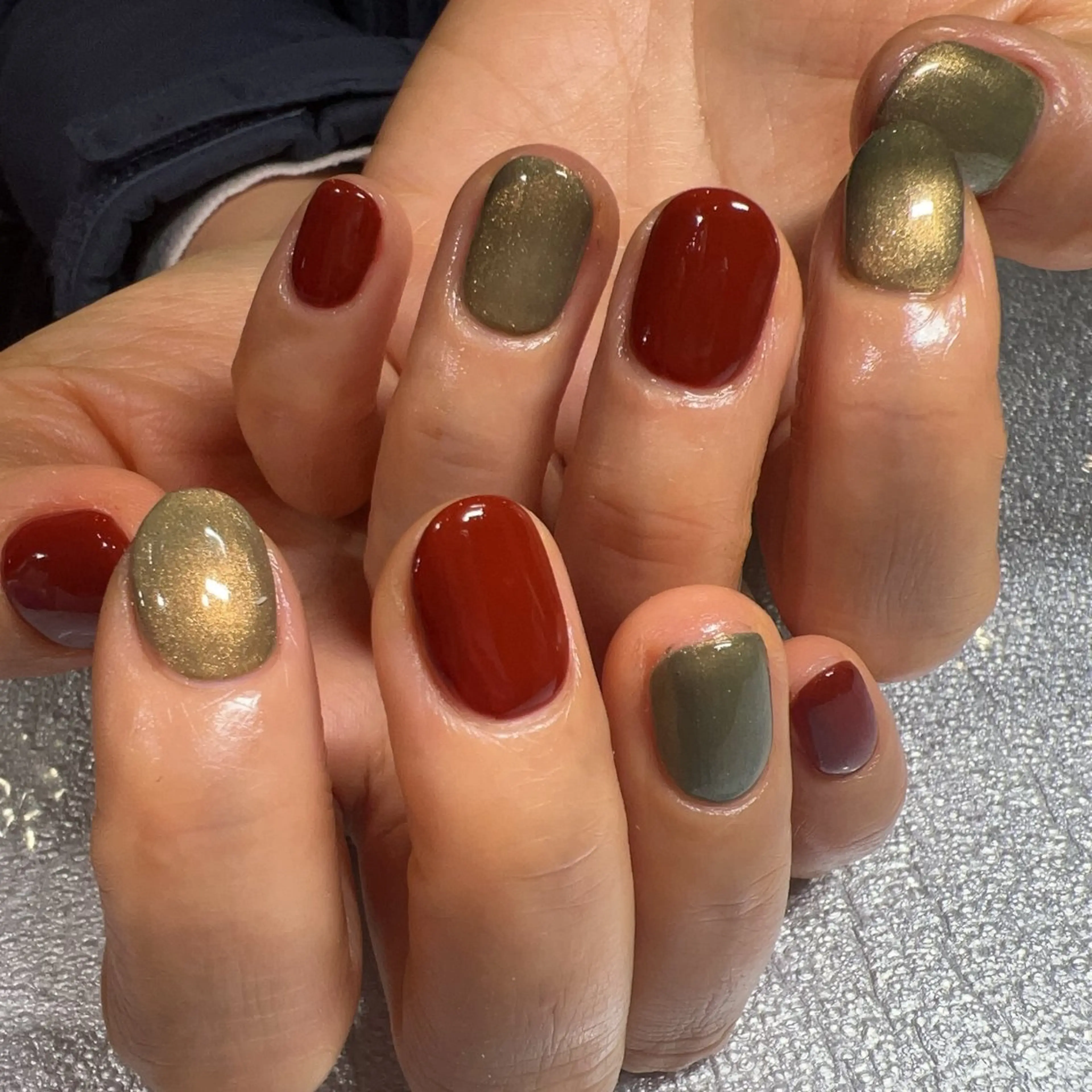 ネイル グリーン 赤色 Total Beauty Salon CURE 津田沼店所属・イエティ .のネイルデザイン