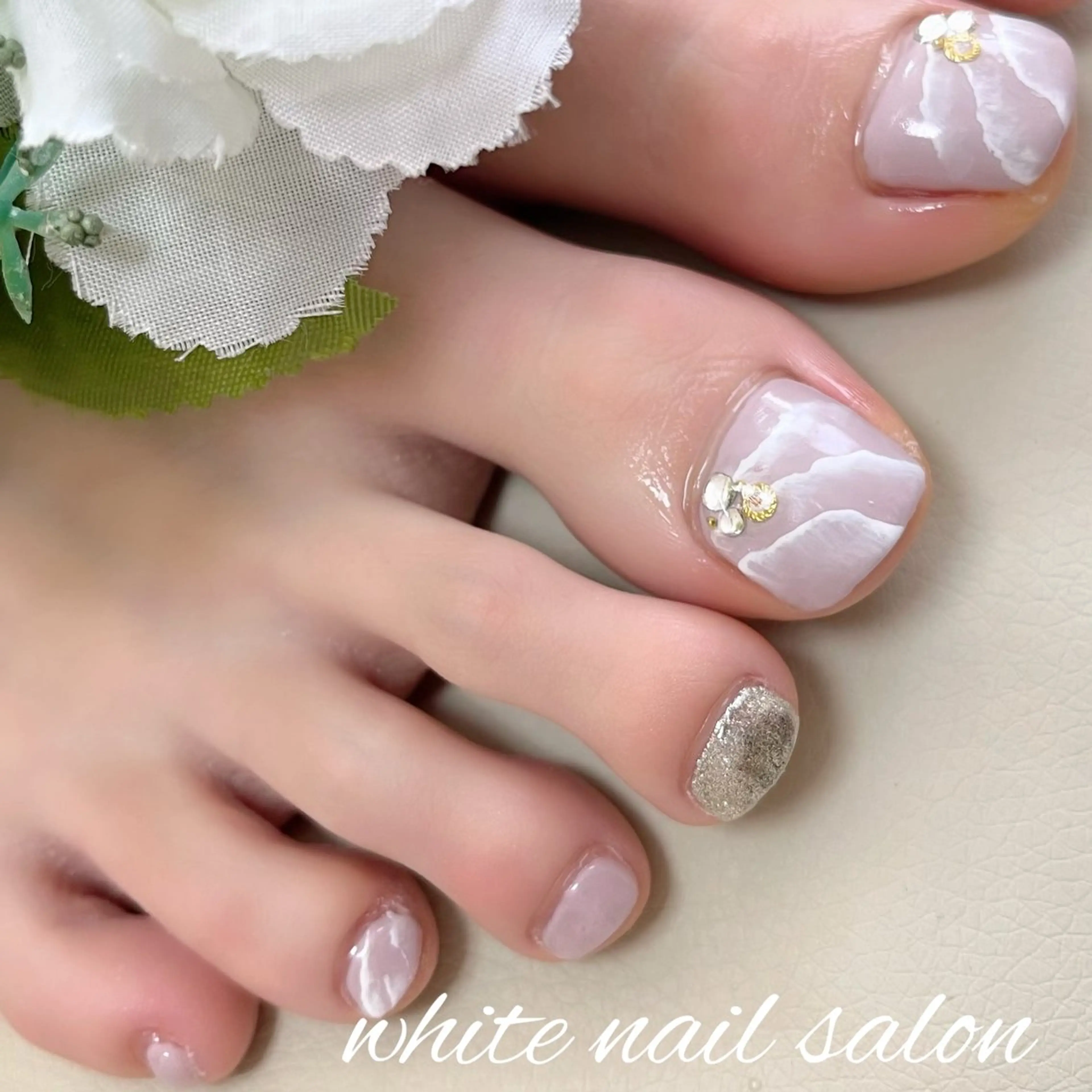 ネイル フットネイル ジェルネイル ハードジェル ラメ(グリッター) 持ち込み フットネイル white nail salonのネイルデザイン