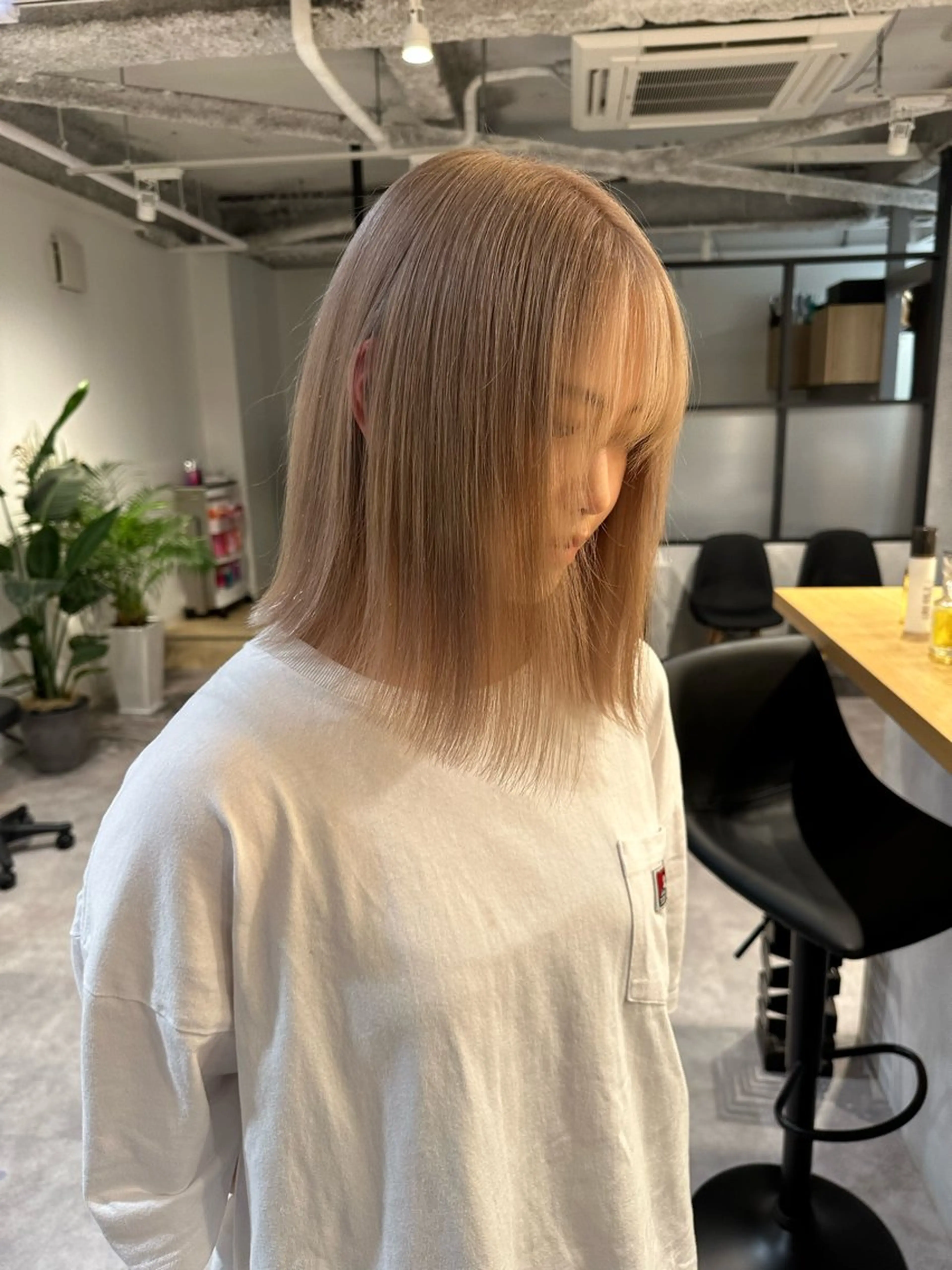 ミディアム カラー ベージュカラー ブリーチ 抜きっぱなしブロンド ブロンド ケアブリーチ カット ヘアカラー トリートメント デザインカラー ダイチのヘアスタイル