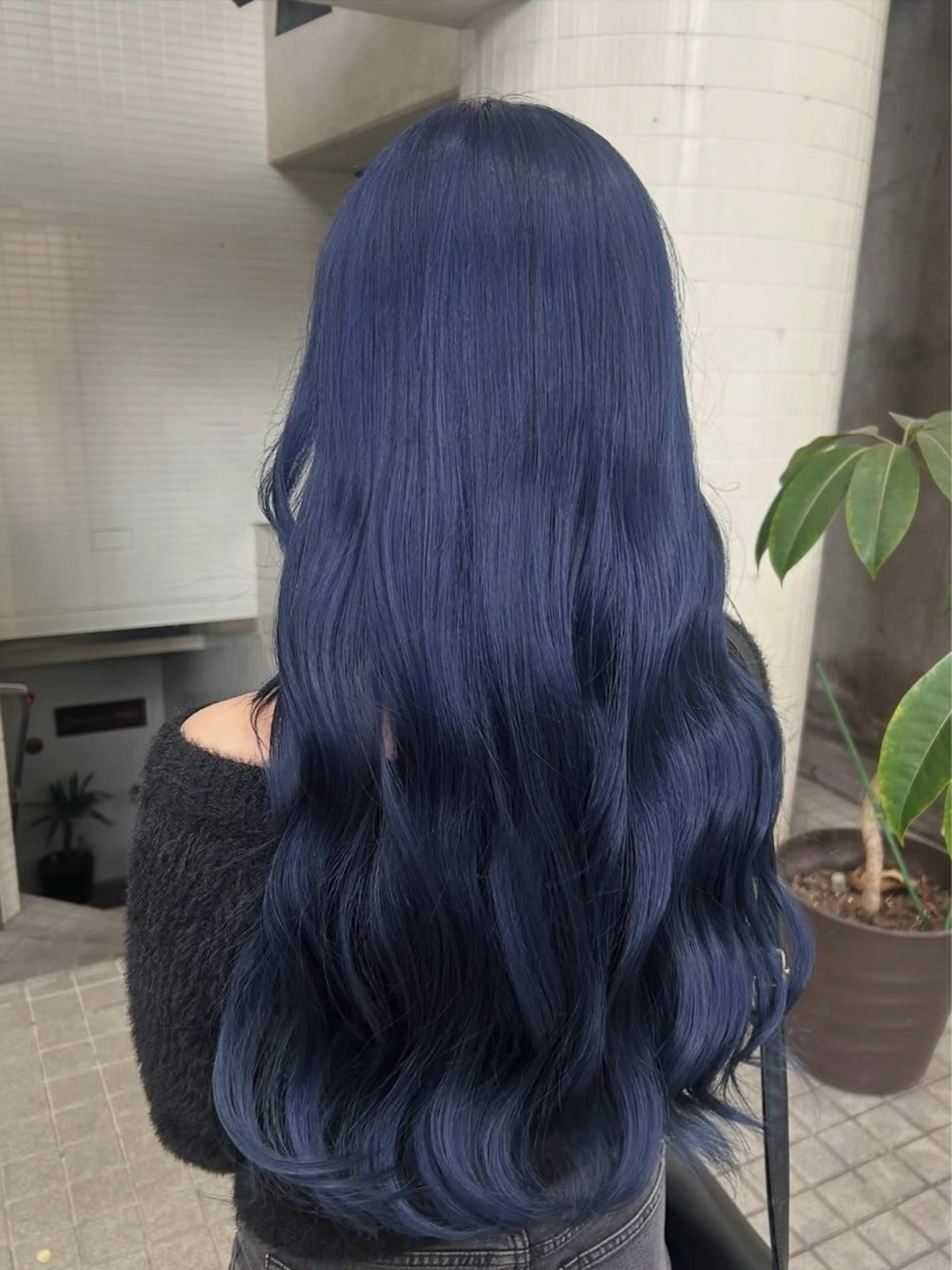ロング カラー ブリーチ ネイビーカラー シルバー ヘアカラー . mizukiのヘアスタイル
