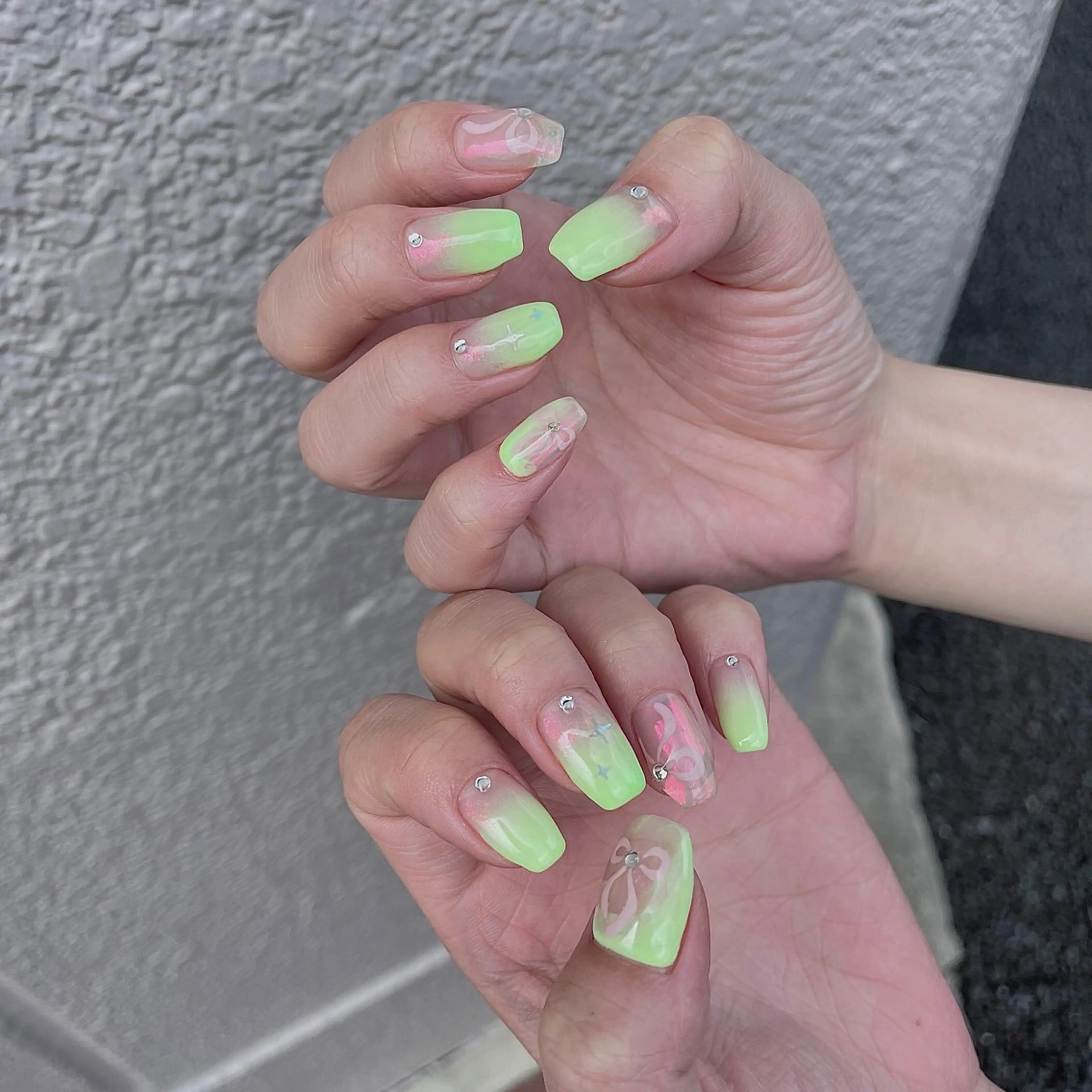 ネイル オーロラネイル グラデーション キラキラネイル 韓国ネイル リボン ハンドネイル acs.n所属・ネイル,耳つぼ 風間すみれのその他イメージ