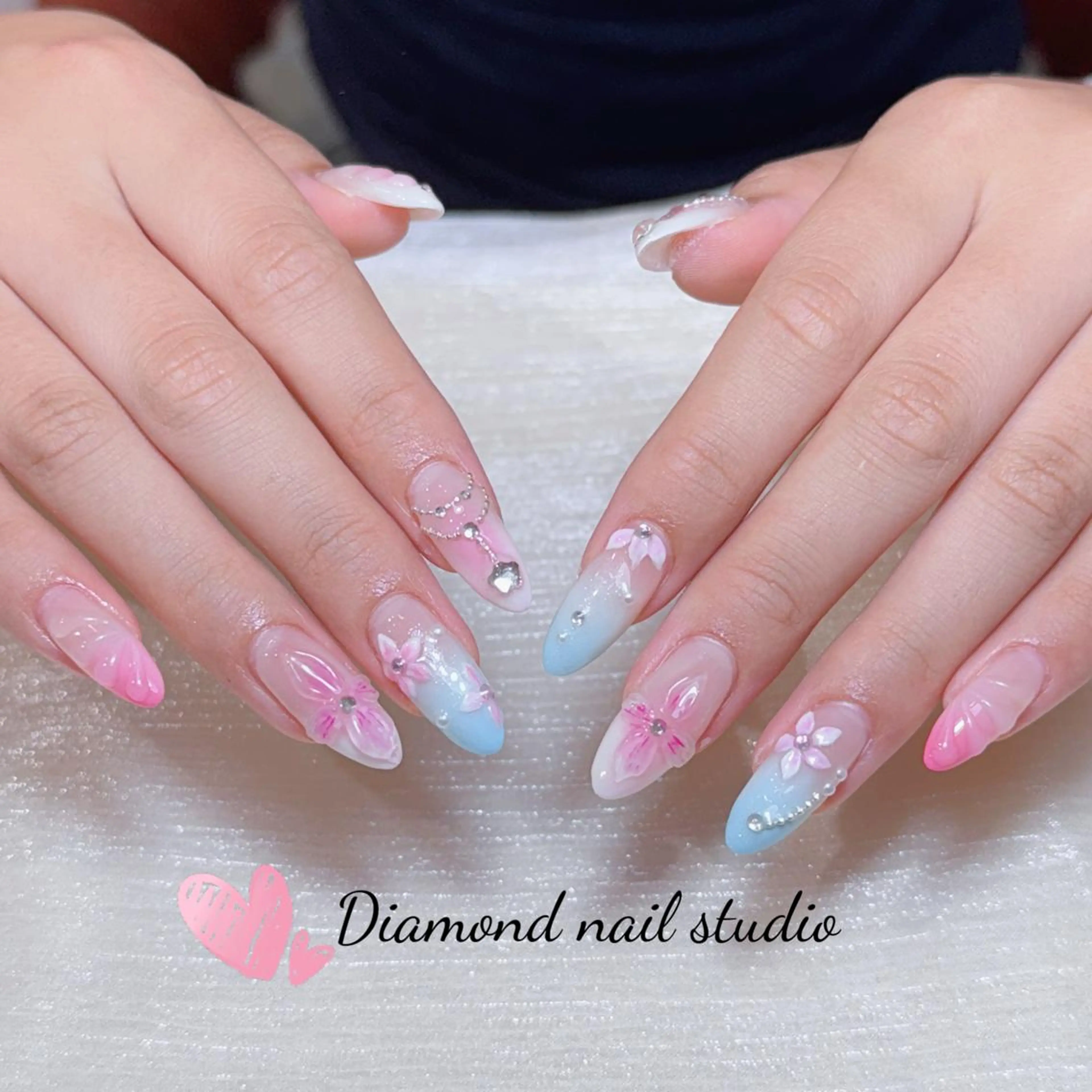 ネイル アートネイル オーロラネイル ガーリー キラキラネイル 韓国ネイル ハンドネイル HITOMI 💝のネイルデザイン