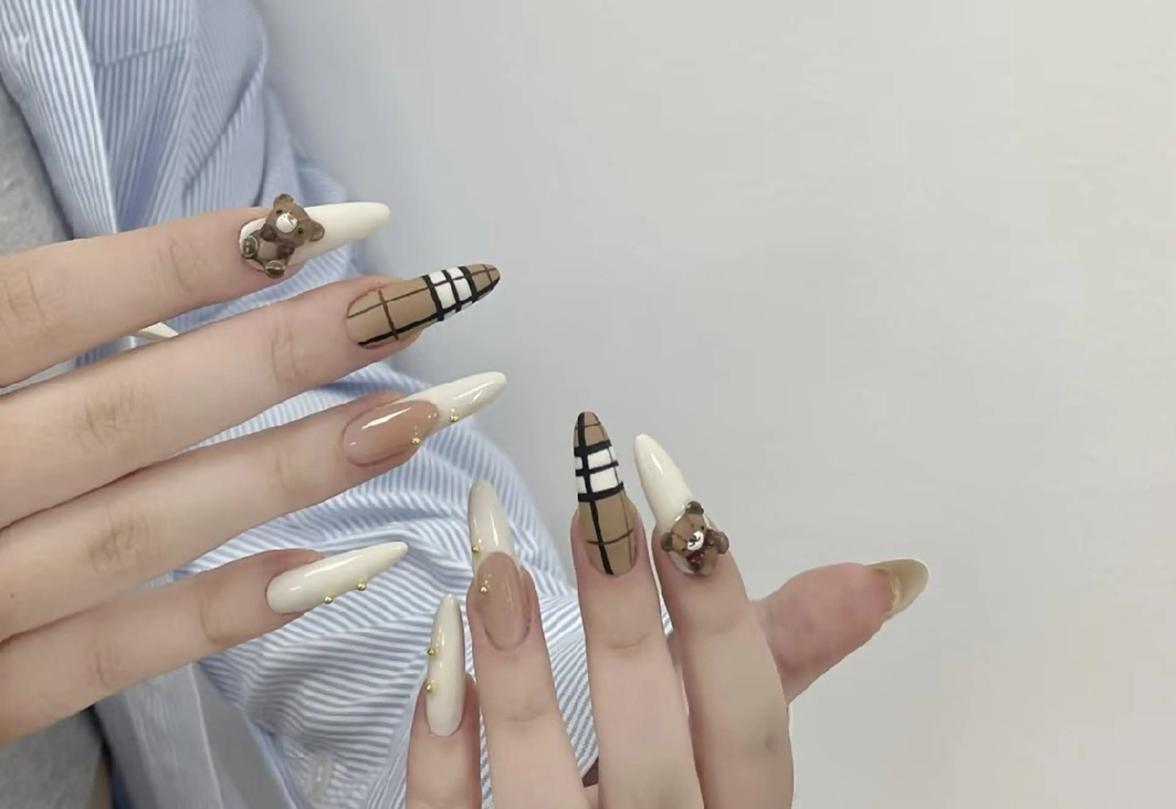 ネイル チークネイル 長さ出し フレンチネイル ジェルネイル キラキラネイル UM Nail Salonのネイルデザイン