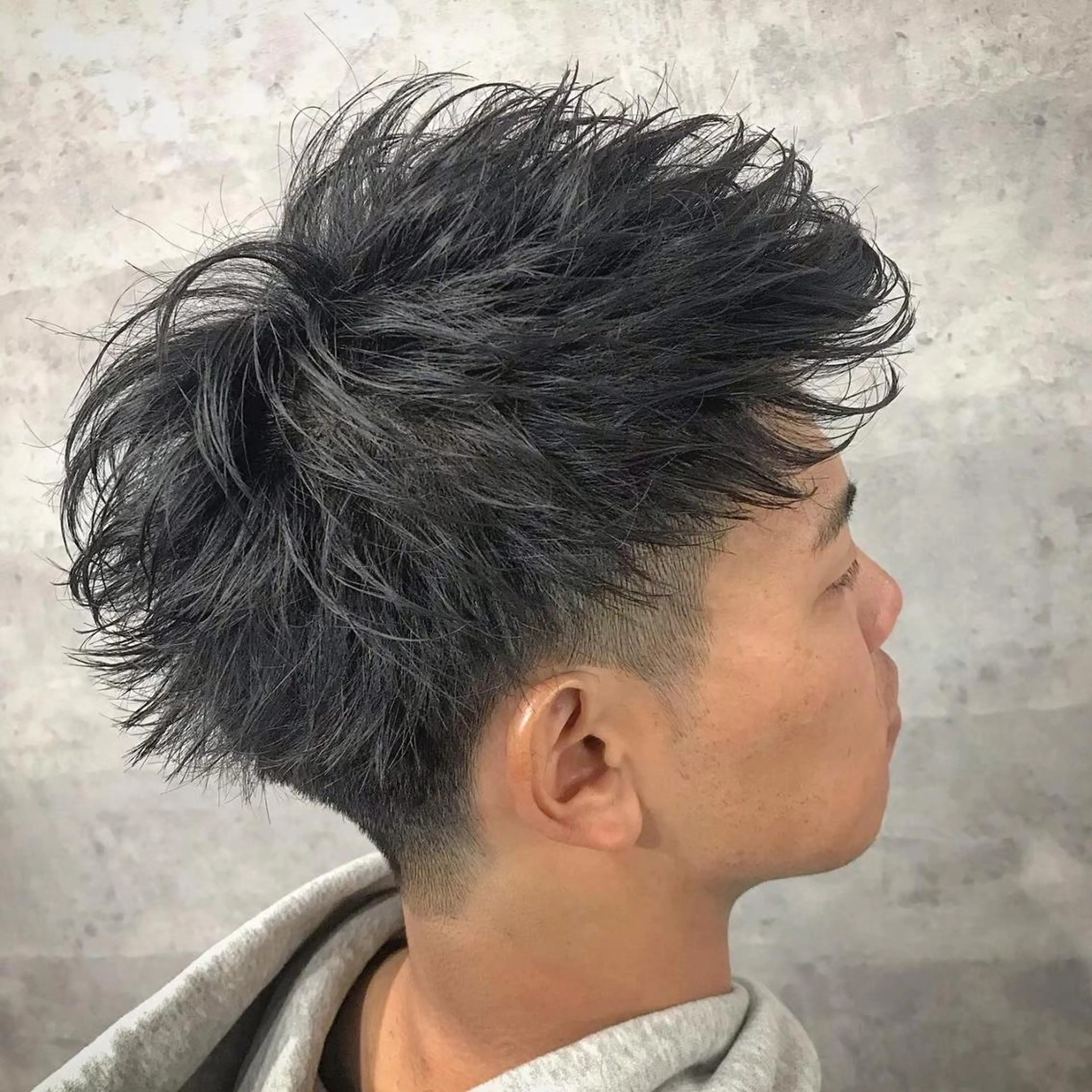メンズ メンズバレイヤージュ メンズブリーチ センターパート メンズハイライト メンズインナーカラー ＿WHITE鳳店 アンダーバーホワイトのヘアスタイル