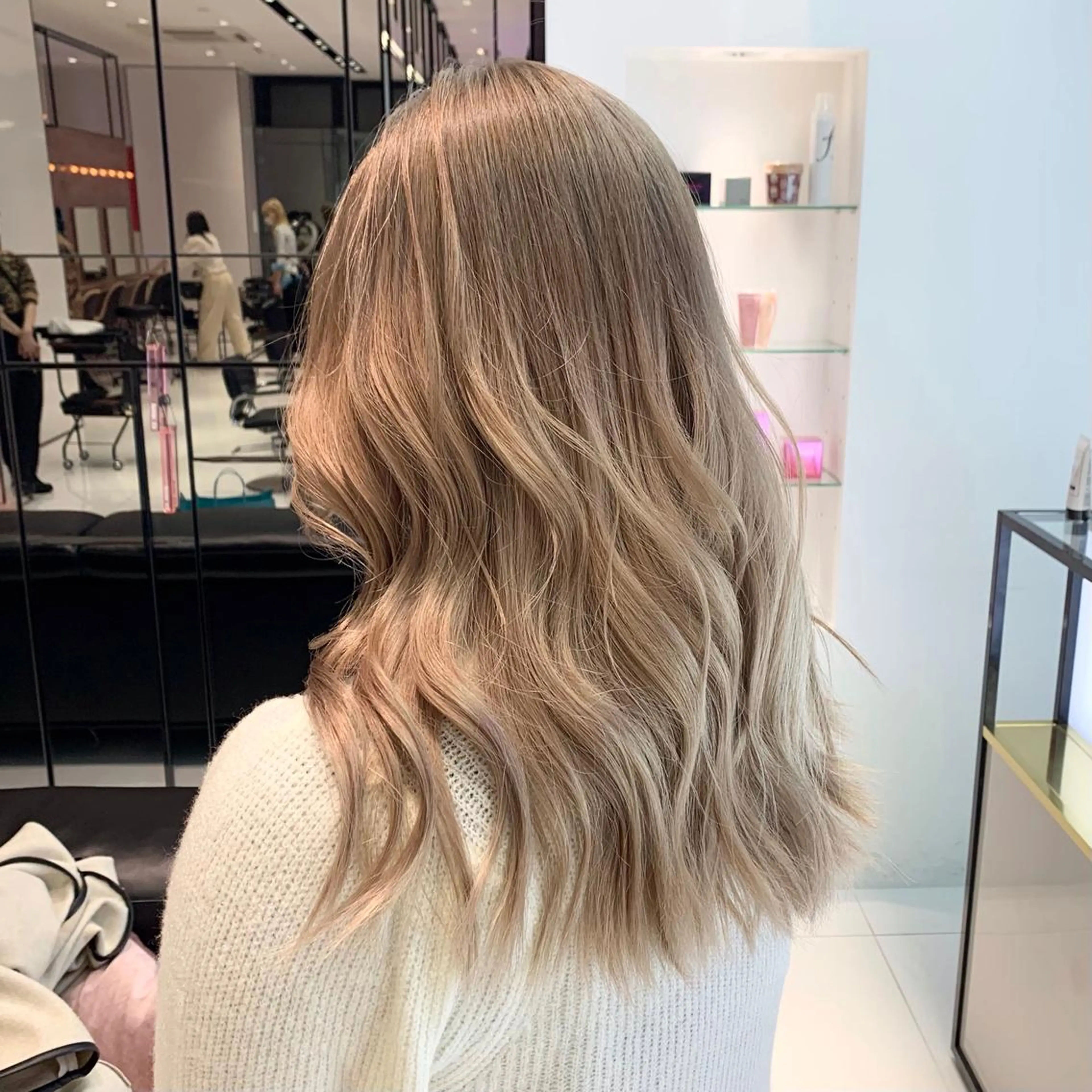 セミロング カラー ベージュカラー ミルクティーベージュ カット ヘアカラー ハッシュカット/ハイ トーン/MANAMIのヘアスタイル