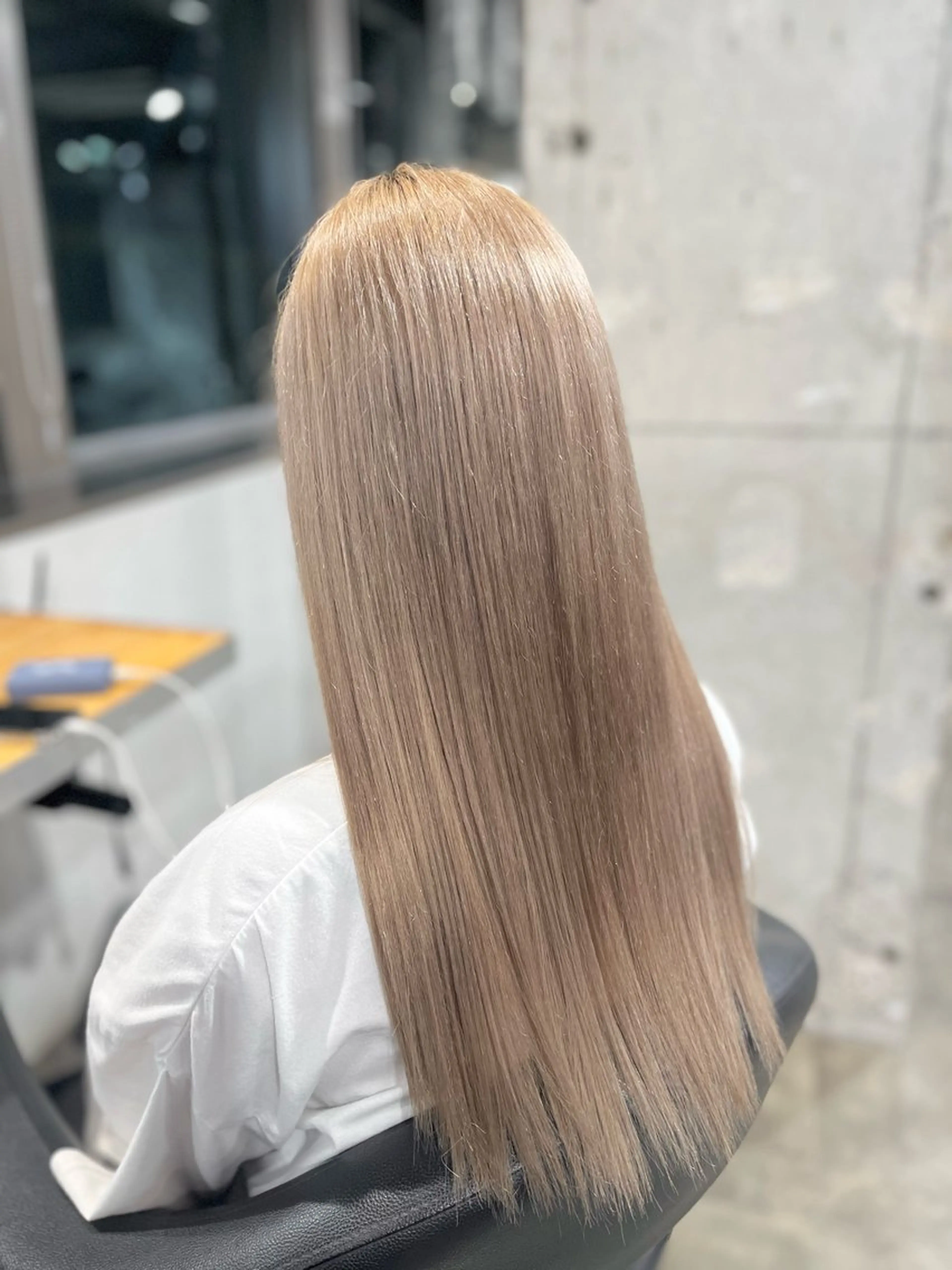 カラー ベージュカラー ブリーチ ハイトーンカラー ミルクティーベージュ ヘアカラー ハイトーンカラー 🦄レイヤーカットのヘアスタイル