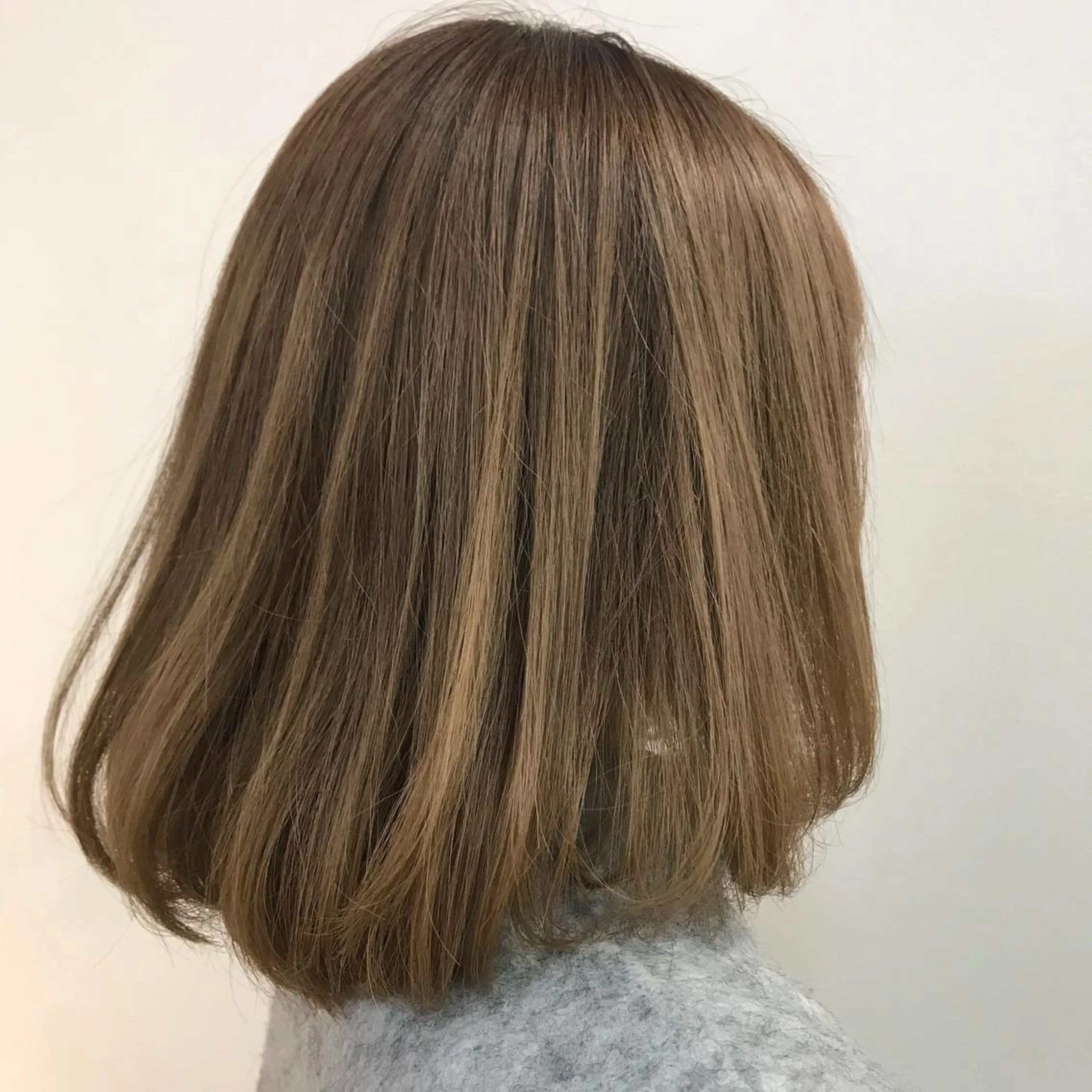ミディアム カラー ベージュカラー ブリーチ 透明感カラー ミルクティーベージュ 清水　仰士 ROW町田のヘアスタイル