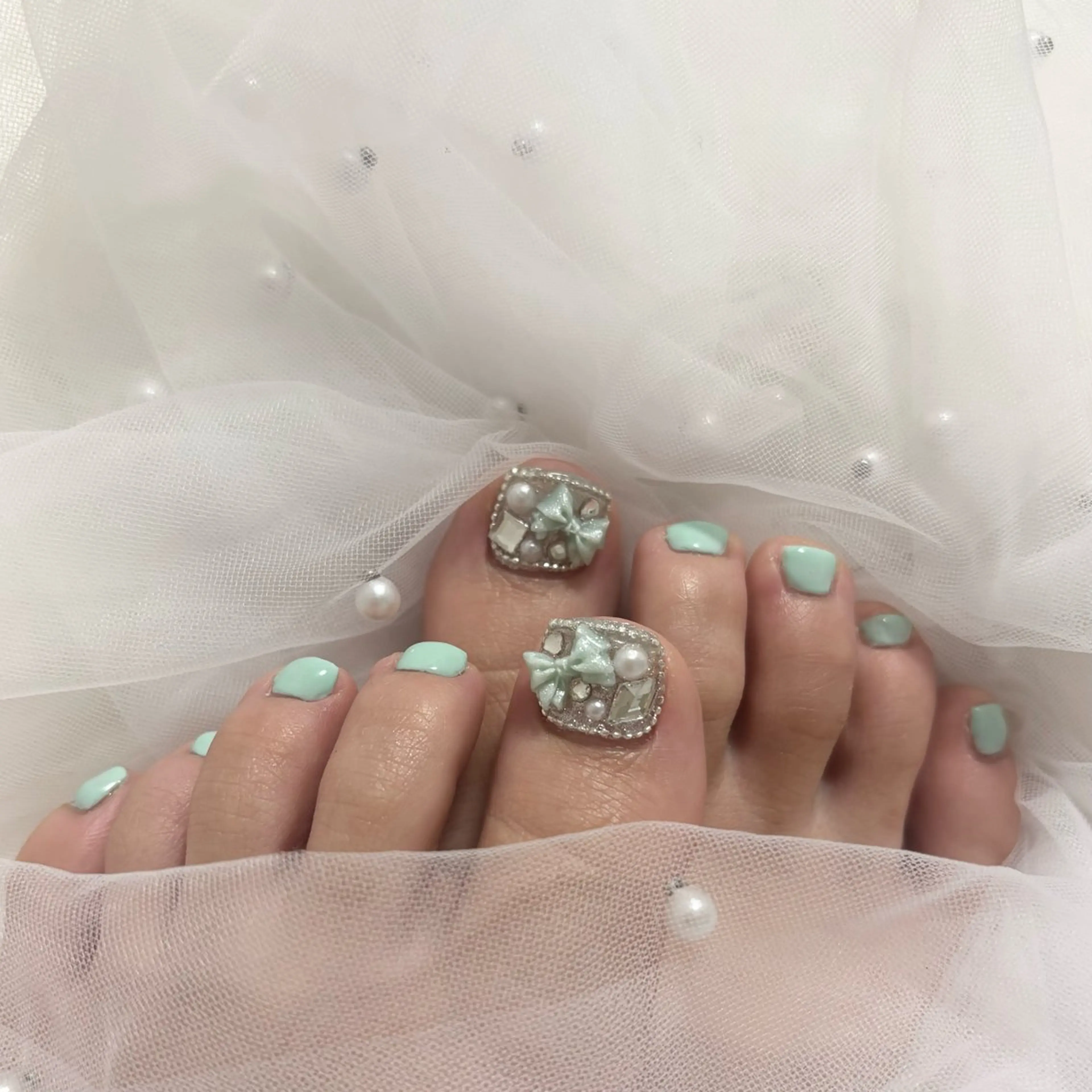ネイル フットネイル キラキラネイル オフィスネイル シンプルネイル フットネイル AKANE 🧴のネイルデザイン