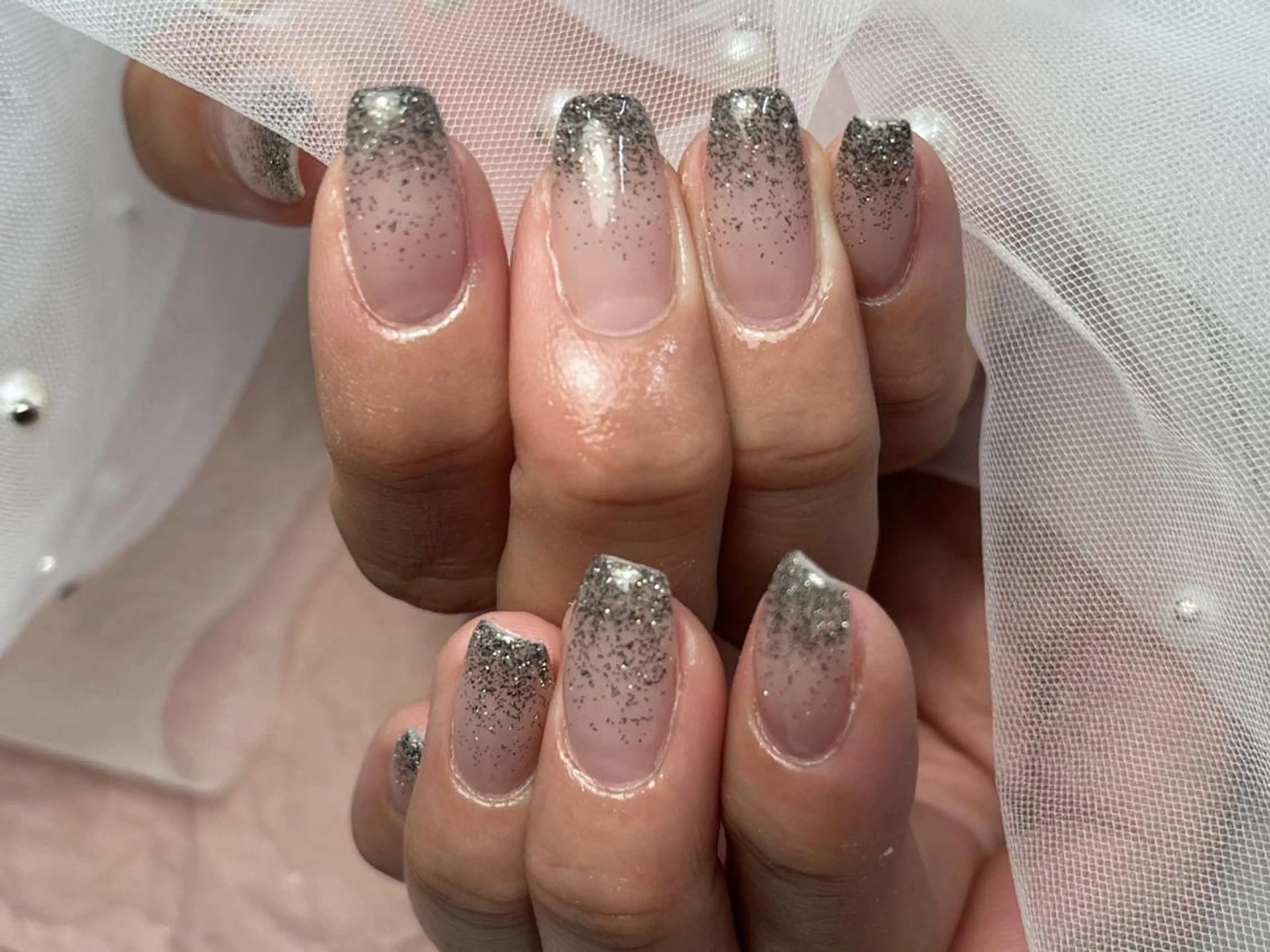 ネイル フレンチネイル ラメ(グリッター) シルバー シンプルネイル ハンドネイル ハンドケア ToliyDeliy Nail Salonのネイルデザイン