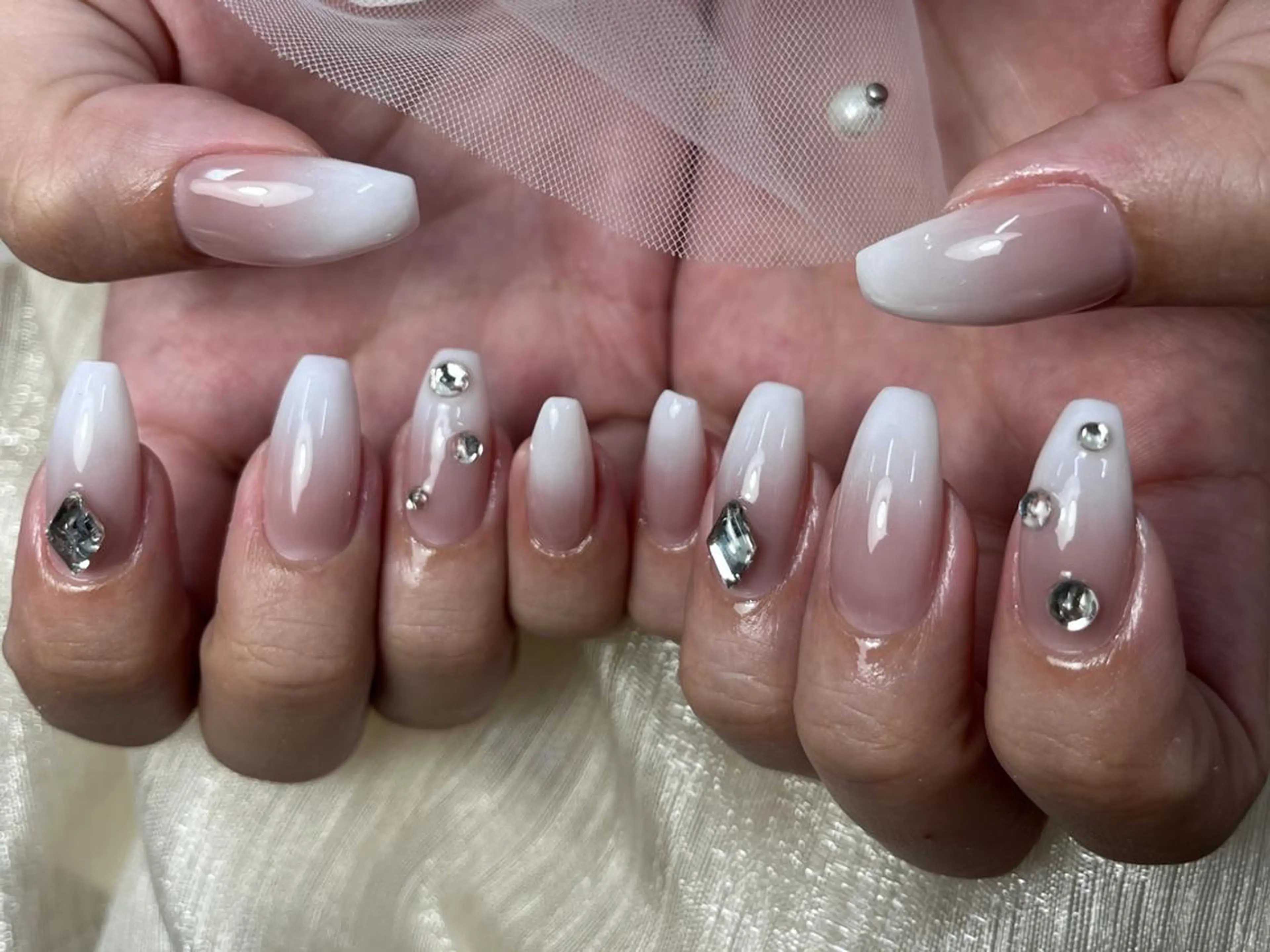 ネイル グラデーション シルバー シンプルネイル ストーンネイル ホワイト ハンドネイル ハンドケア ToliyDeliy Nail Salonのネイルデザイン