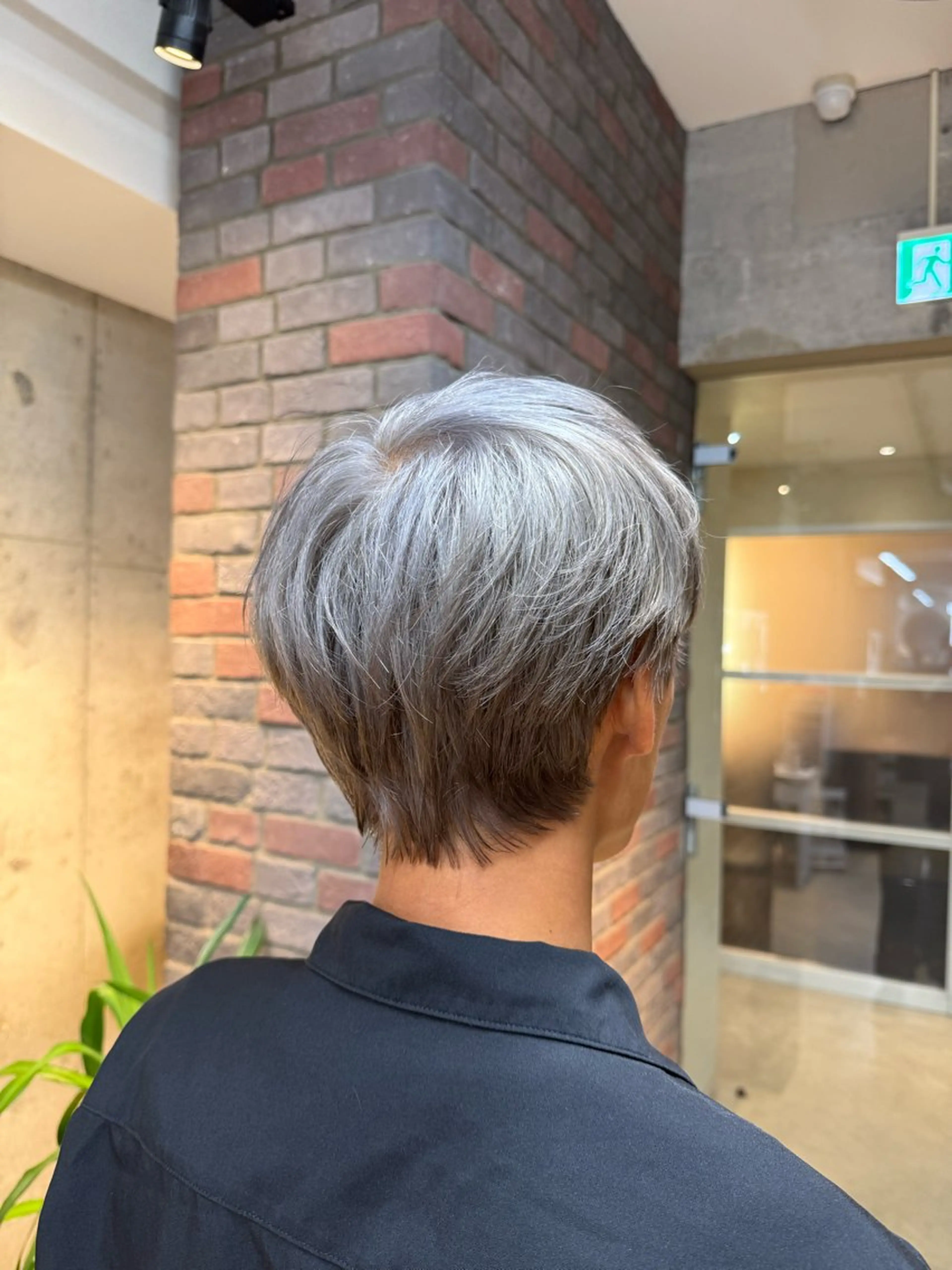 ショート カラー メンズ メンズブリーチ ブリーチ シルバー ヘアカラー 吉川 慶斗のヘアスタイル