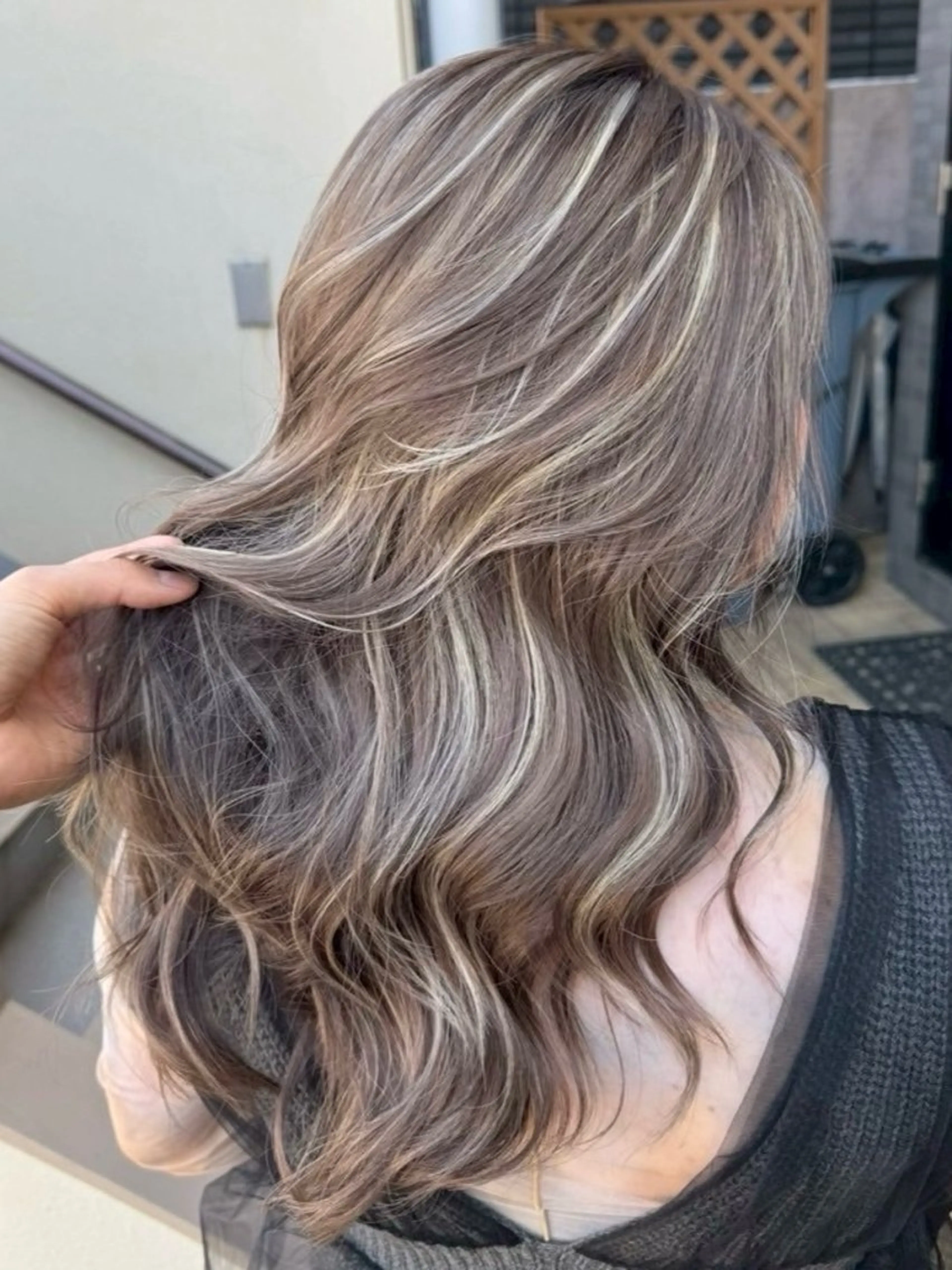 ロング カラー ベージュカラー グレージュ ハイライトカラー ハイライト かきあげバング ヘアカラー 表参道/ハイライト リタッチ/縮毛矯正のヘアスタイル