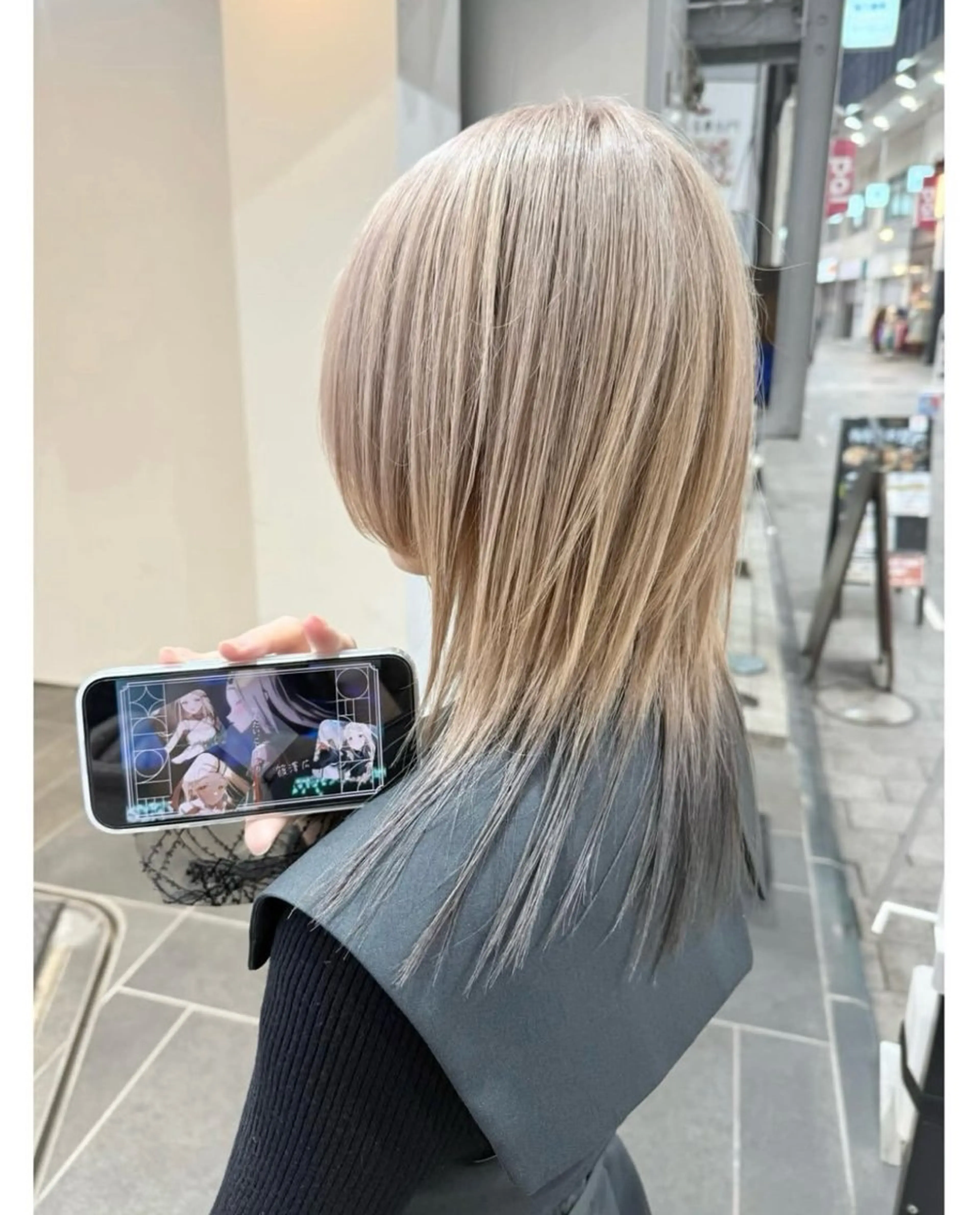 ミディアム カラー ベージュカラー ブロンド ブロンドベージュ ダークグレー グラデーションカラー ヘアカラー GARU-ガル-所属・TSUNO🦖 派手髪/オタク美容師のヘアスタイル