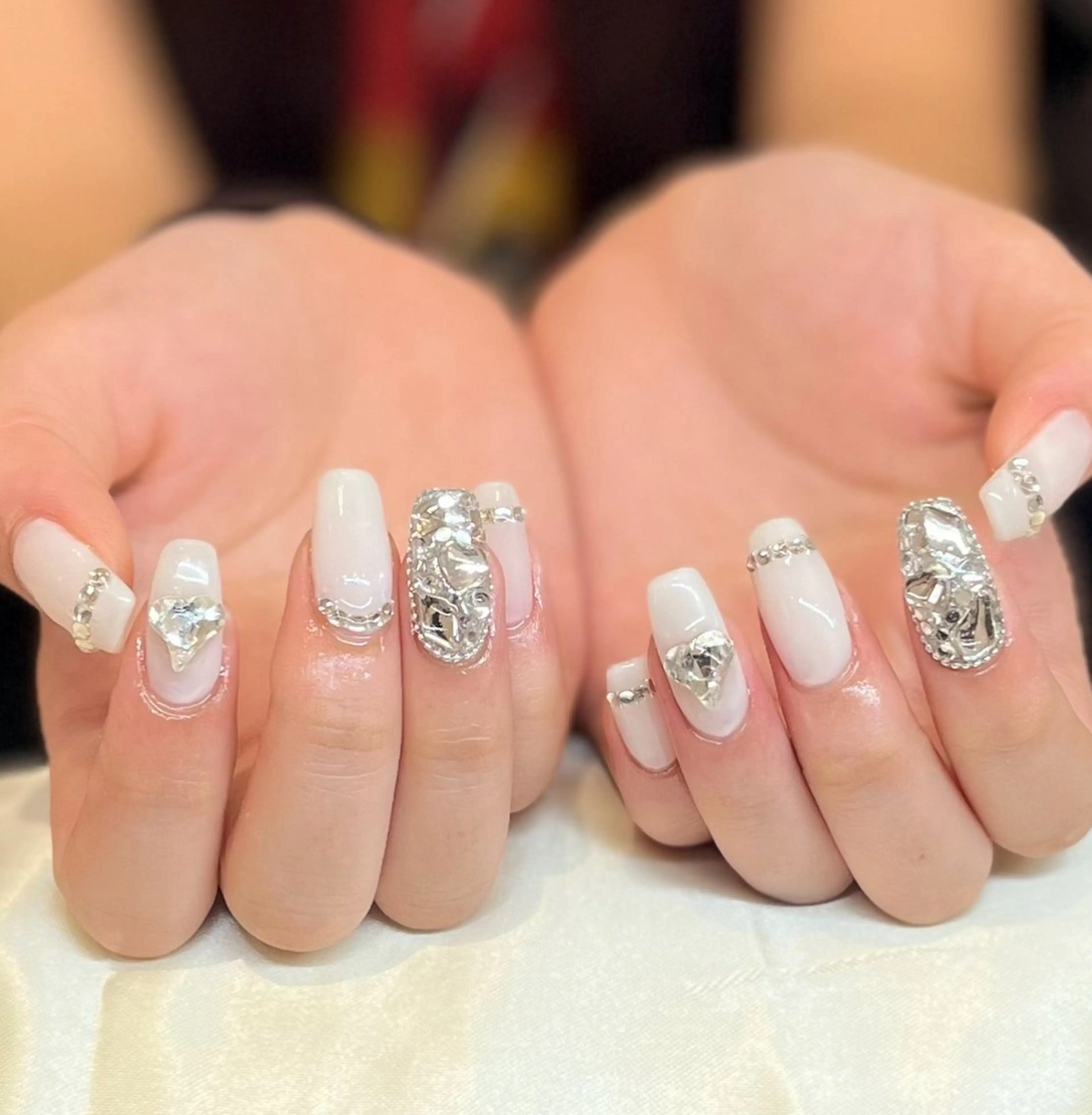 ネイル キラキラネイル シルバー 🎀Earth chihiro🤍のネイルデザイン