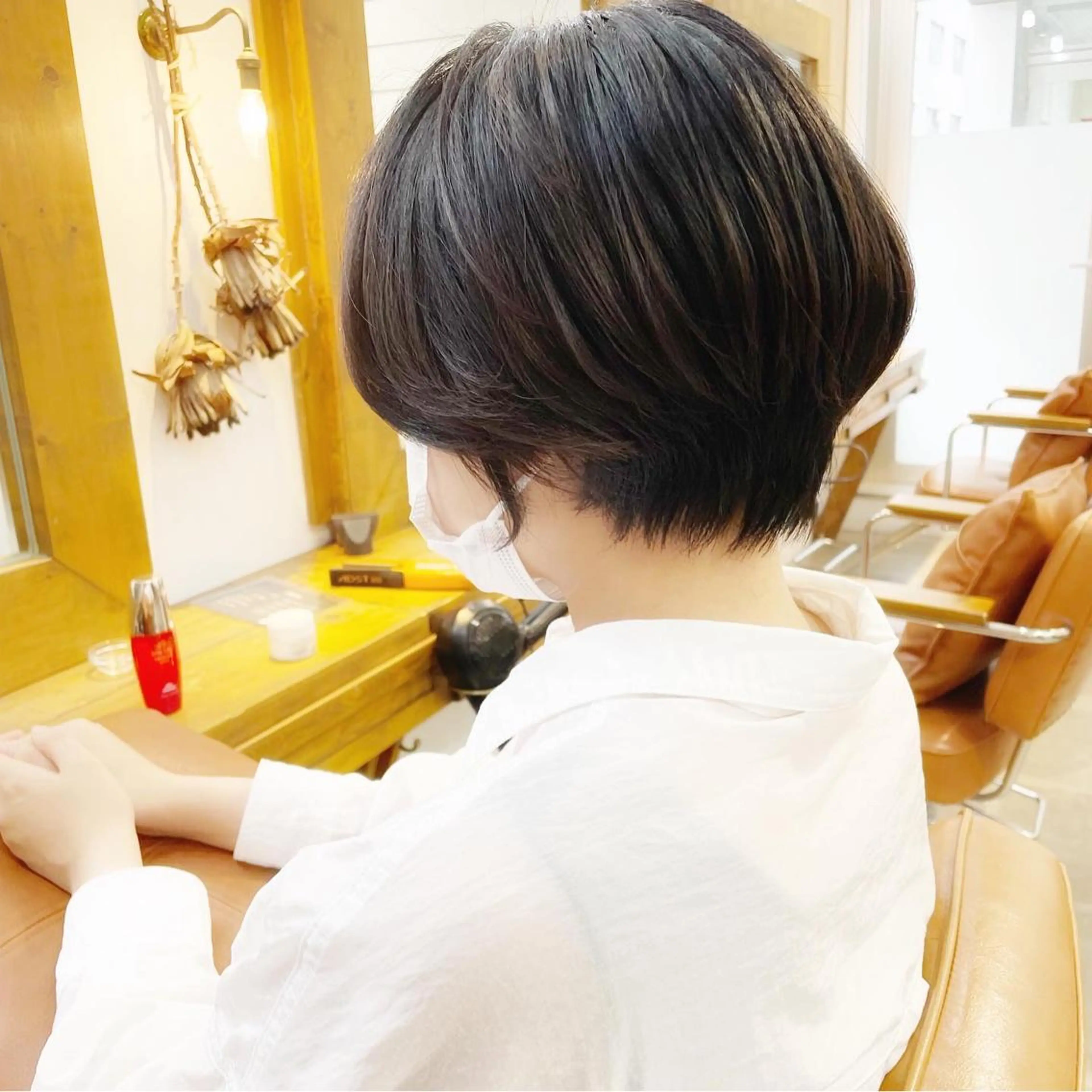 ショート カラー ショートレイヤー 丸みショート グラデーションカラー くびれヘア くせ毛 カット ヘアカラー トリートメント newline銀座所属・銀座ショート/ 大人ショート/金子涼のヘアスタイル