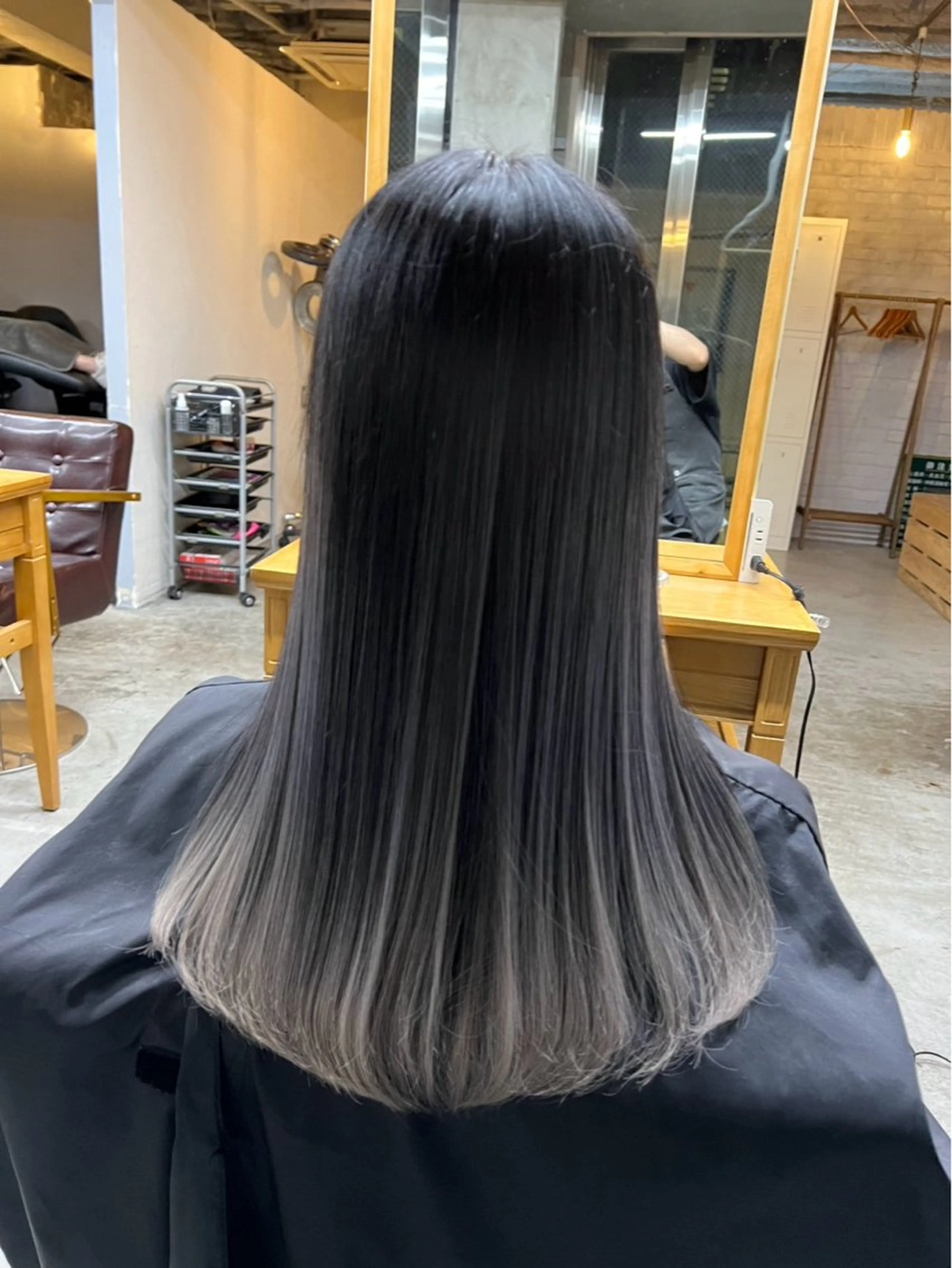 セミロング カラー バレイヤージュ シルバー ホワイトシルバー レイヤーカット ヘアカラー トリートメント ROBIN所属・指名数No.1 /NAOYAのヘアスタイル