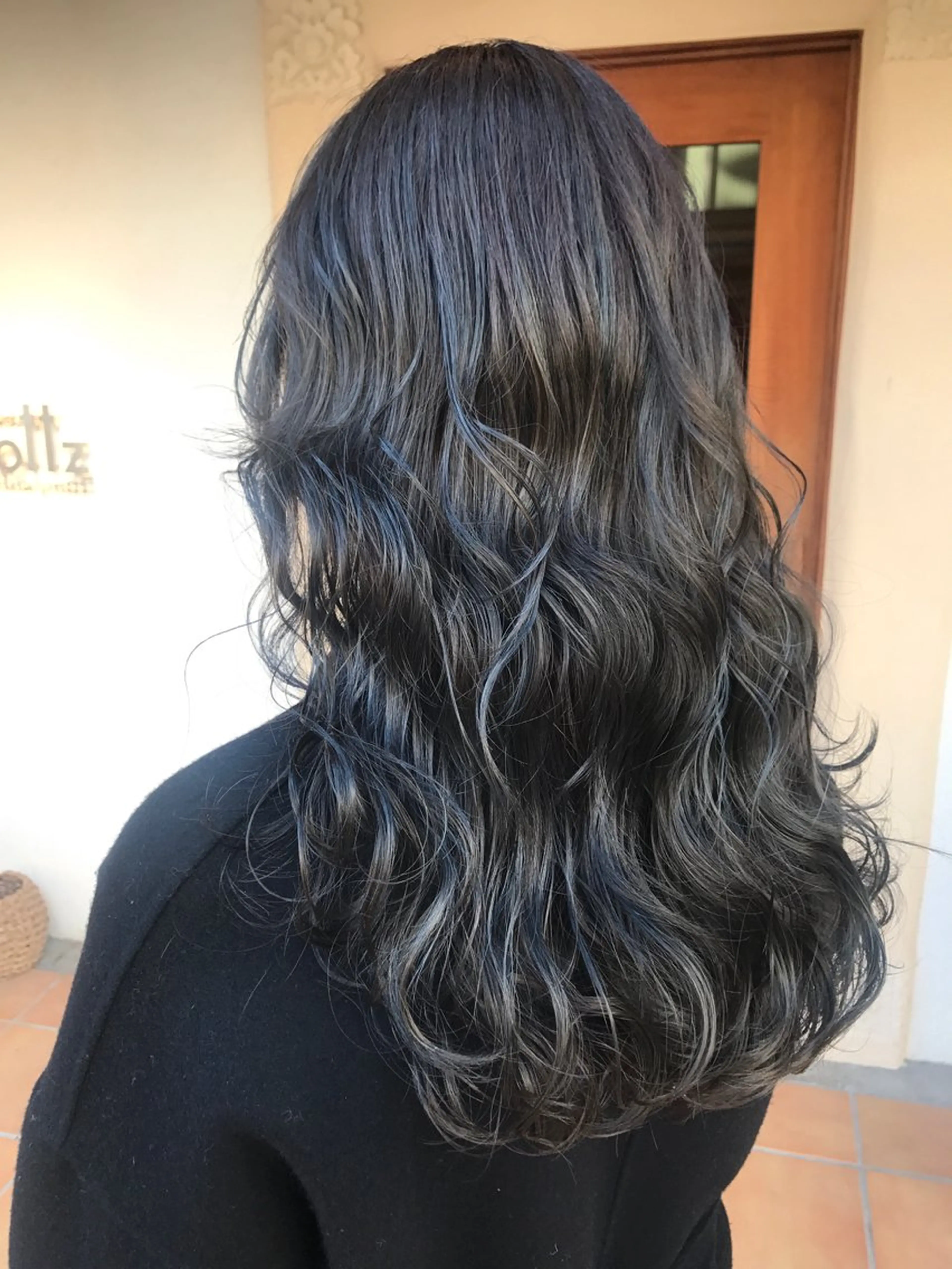 ロング カラー ダークグレー ダークグレージュ グレージュ カット ヘアカラー トリートメント Tee’s ケアブリ ーチ　ハイライトのヘアスタイル