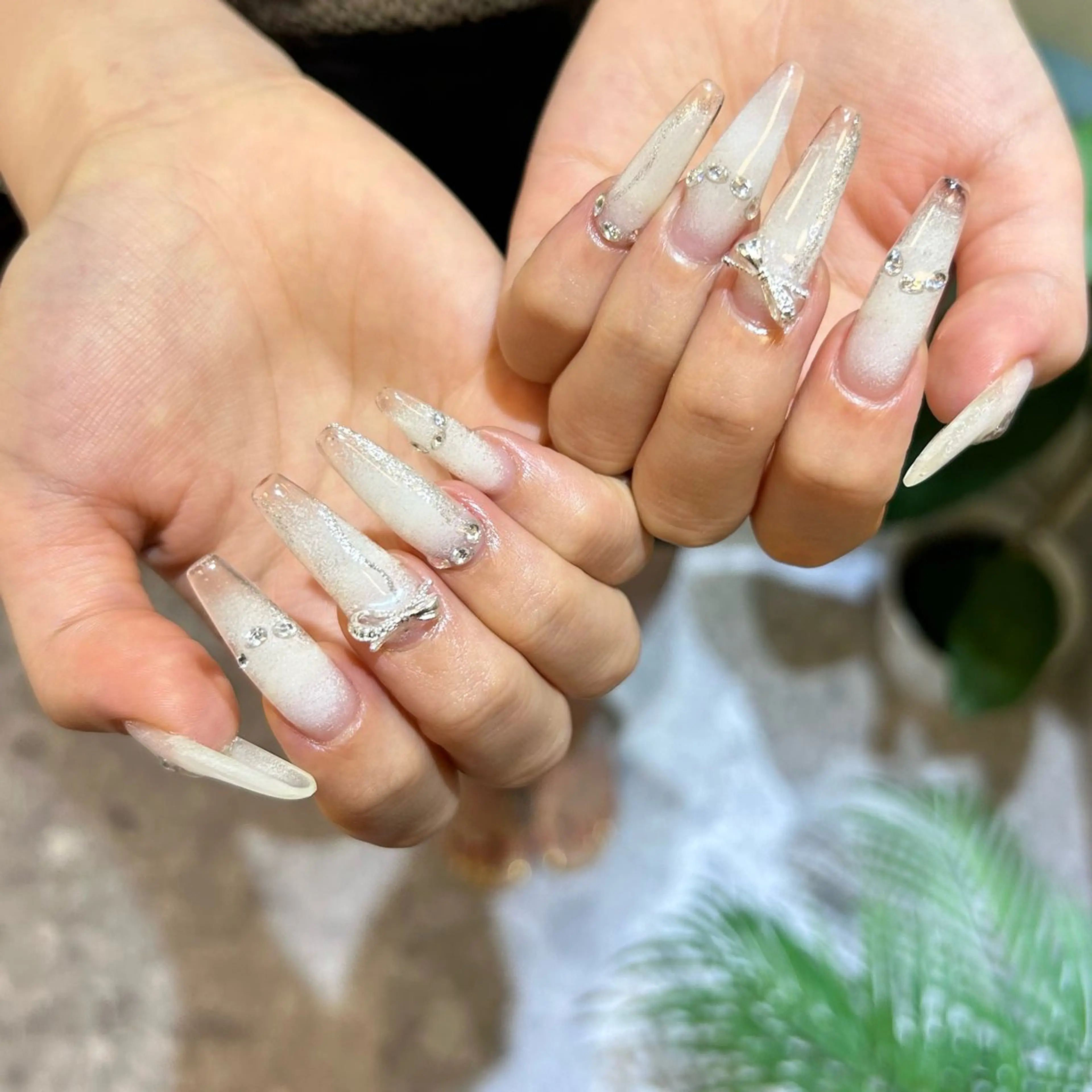 ネイル ホワイト ハンドネイル Zina🌙 SHIORIのネイルデザイン