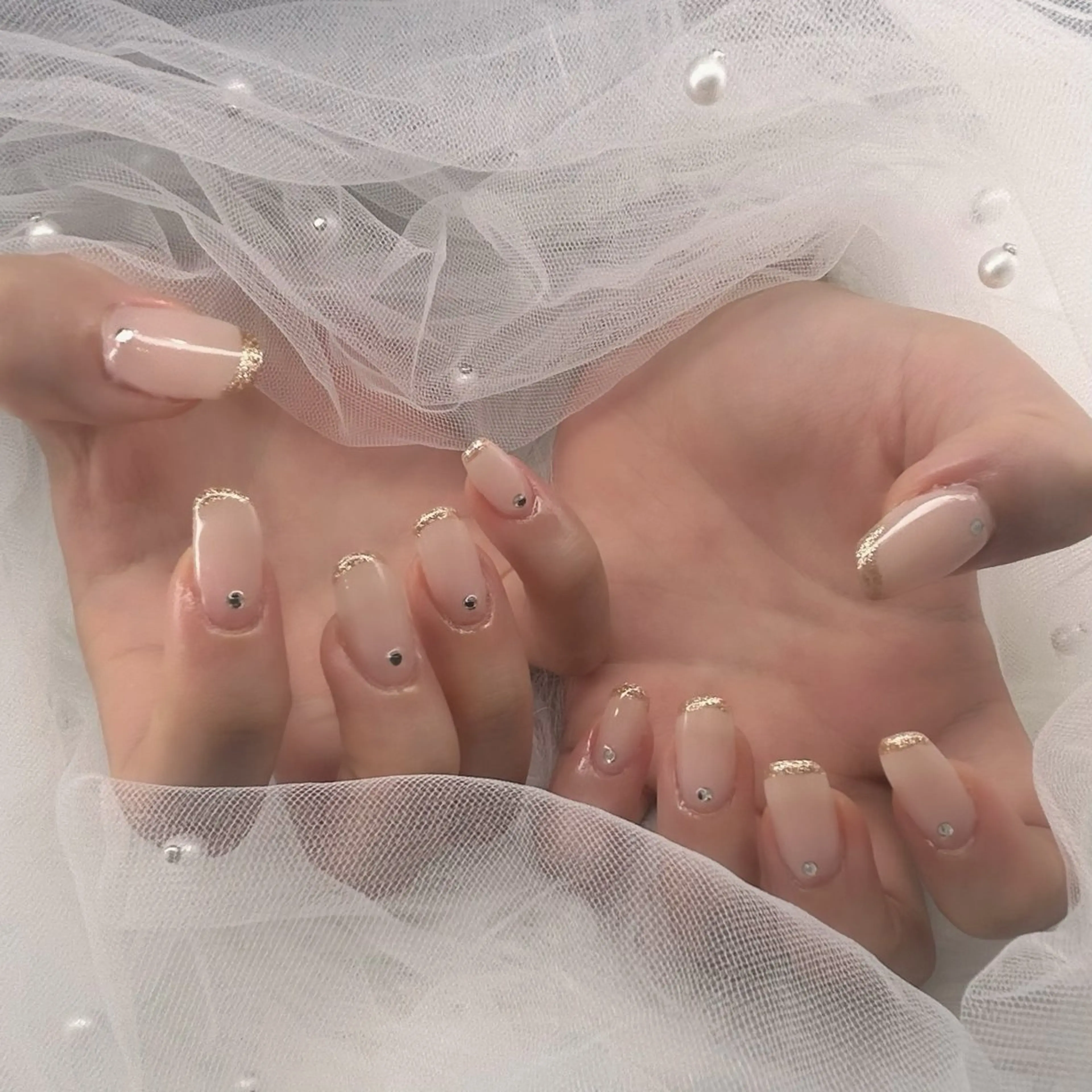 ネイル フレンチネイル ゴールド キラキラネイル ホワイト ハンドネイル ハンドケア ワンホンマツエク🌸 SAKURA🐈‍⬛のマツエク・マツパデザイン