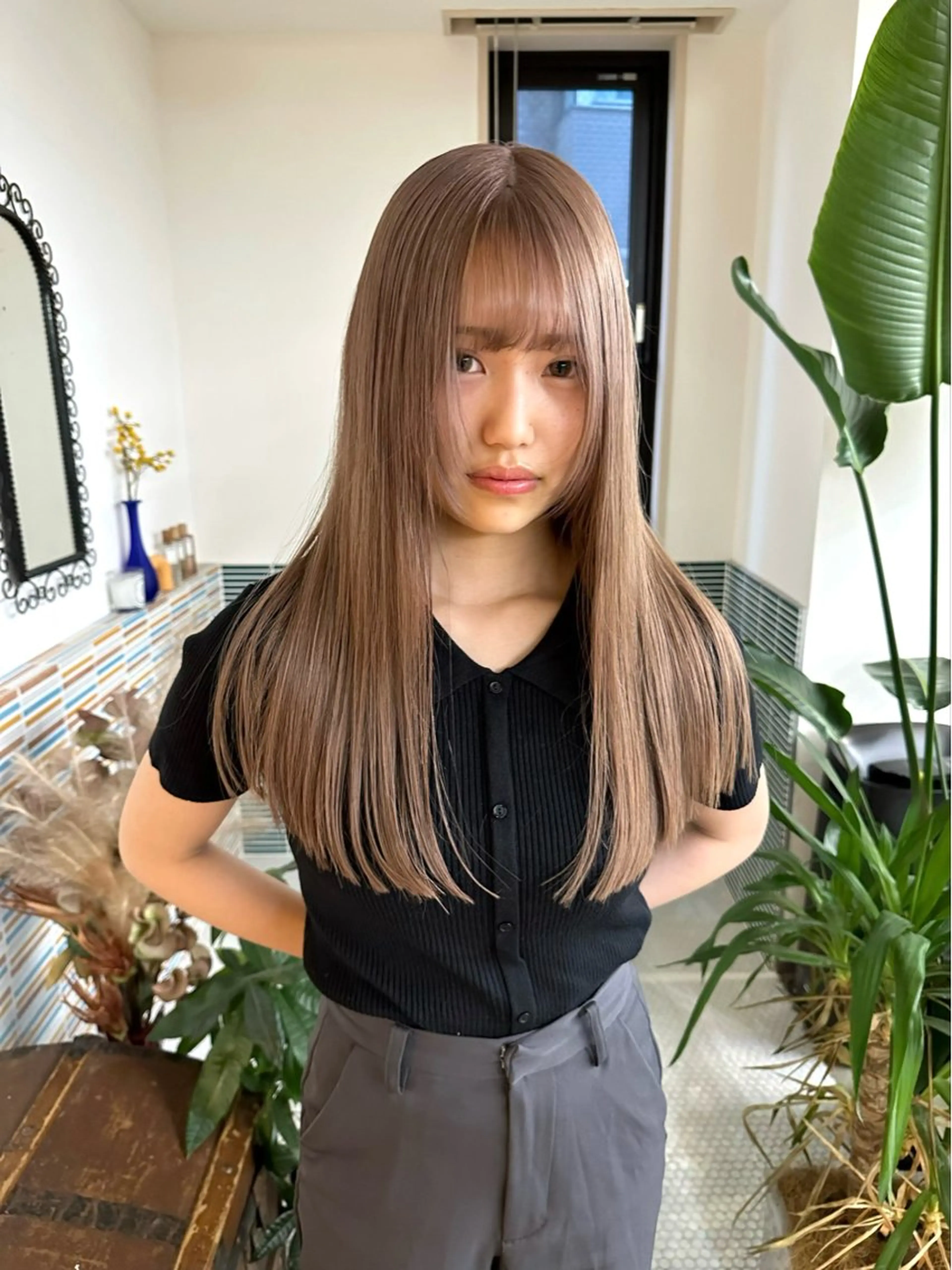 ロング カット ヘアカラー ミルクティーベージュ outaのヘアスタイル