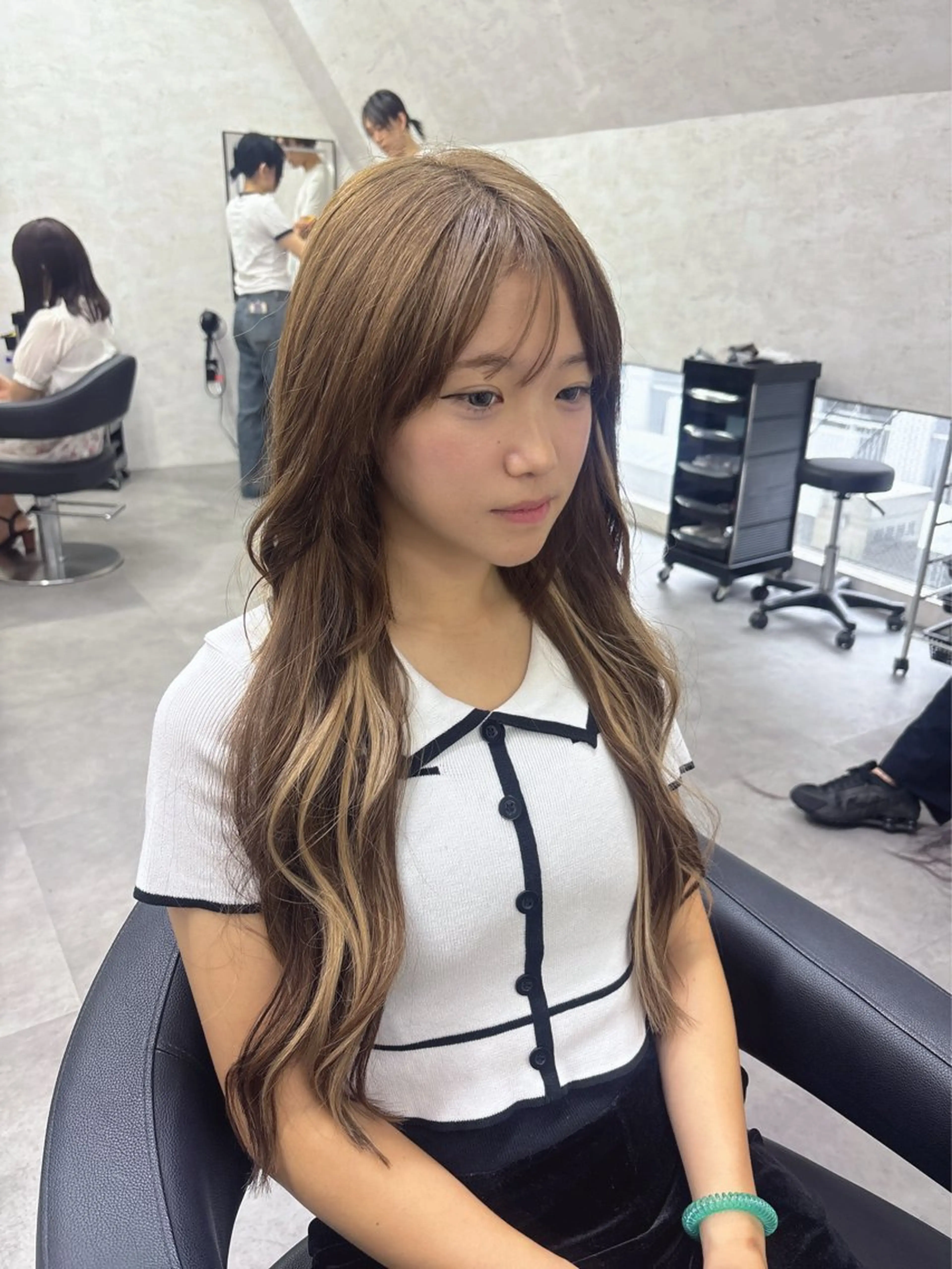 ロング エクステ ブリーチなしカラー レイヤーカットのヘアスタイル