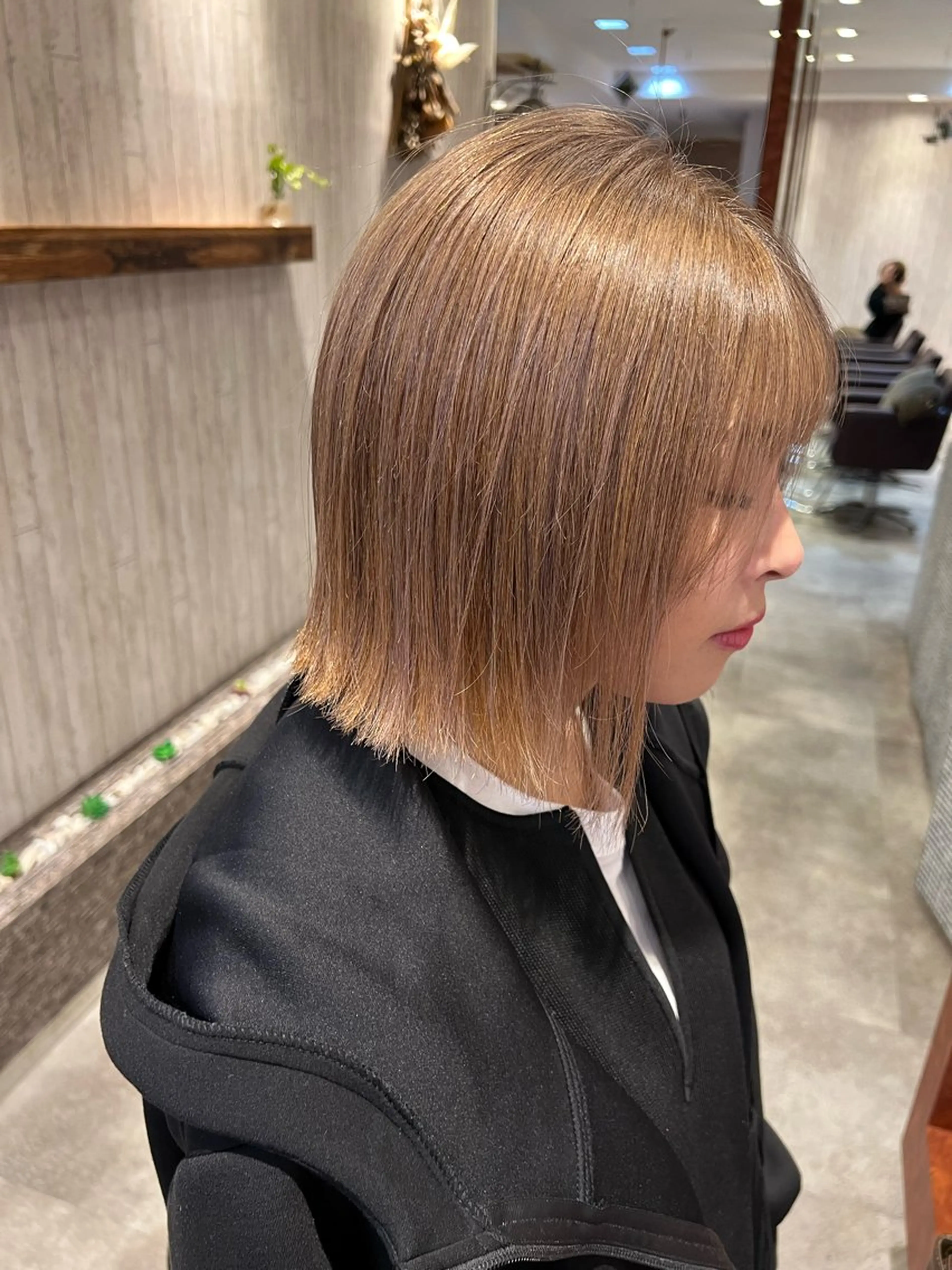 ショート カラー ベージュカラー ブリーチ MaisonAmili所属・乕谷 美潮のヘアスタイル