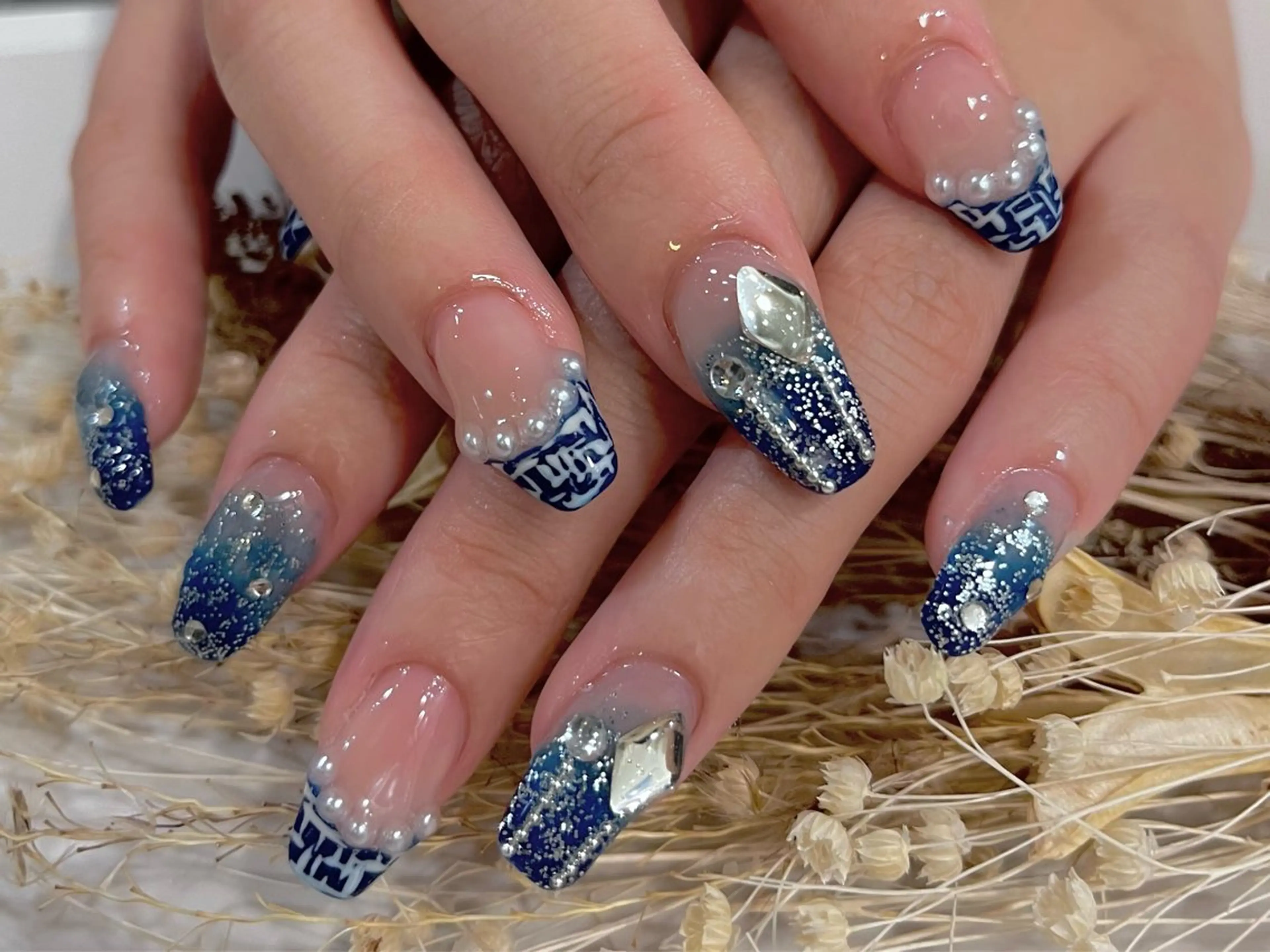 ネイル 長さ出し ストーンネイル ツイードネイル ハンドネイル ハンドケア Queen nail所属・QUEEN ＮＡＩＬのネイルデザイン