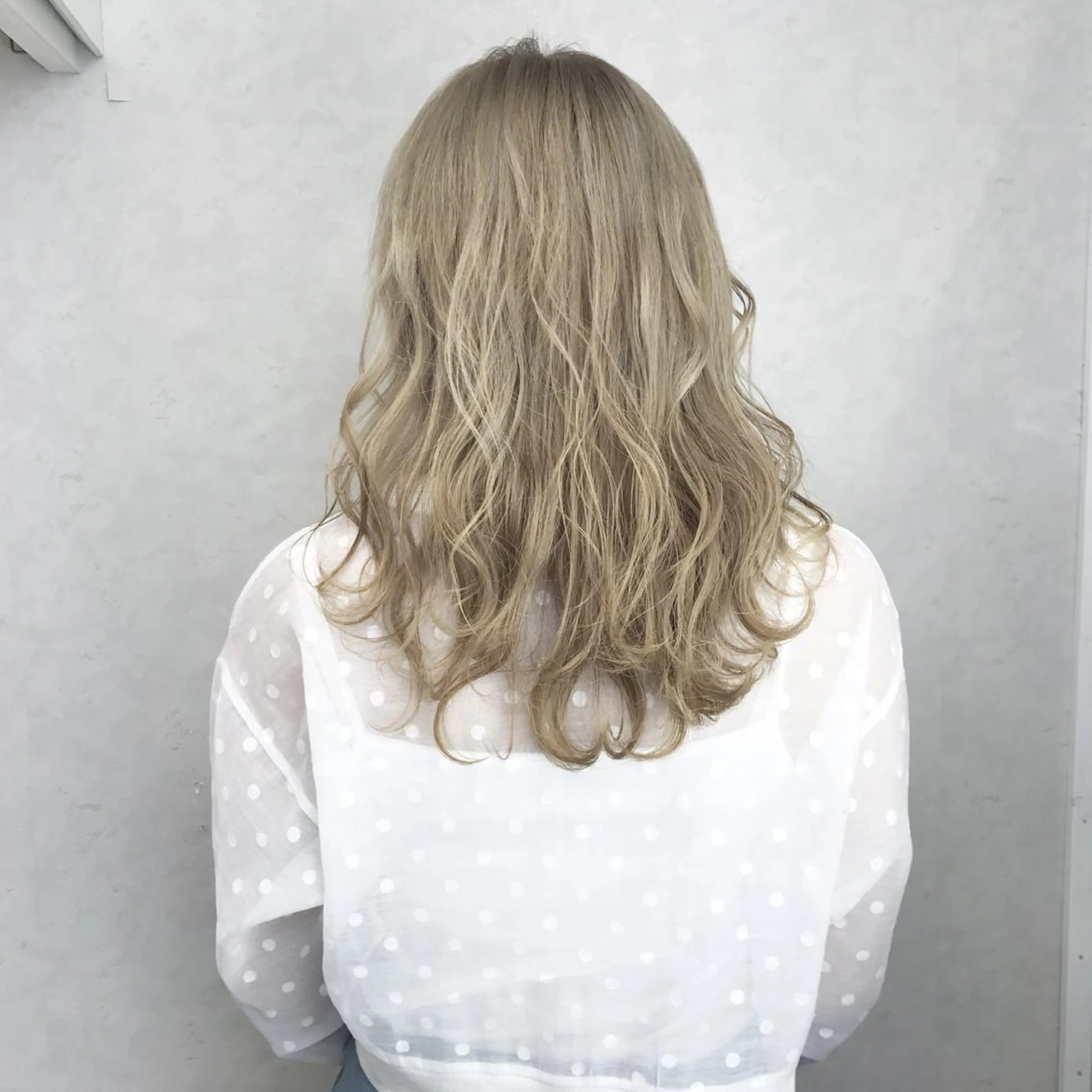 ロング カラー ベージュカラー ホワイトベージュ ヘアカラー TATSUYA アートディレクターのヘアスタイル