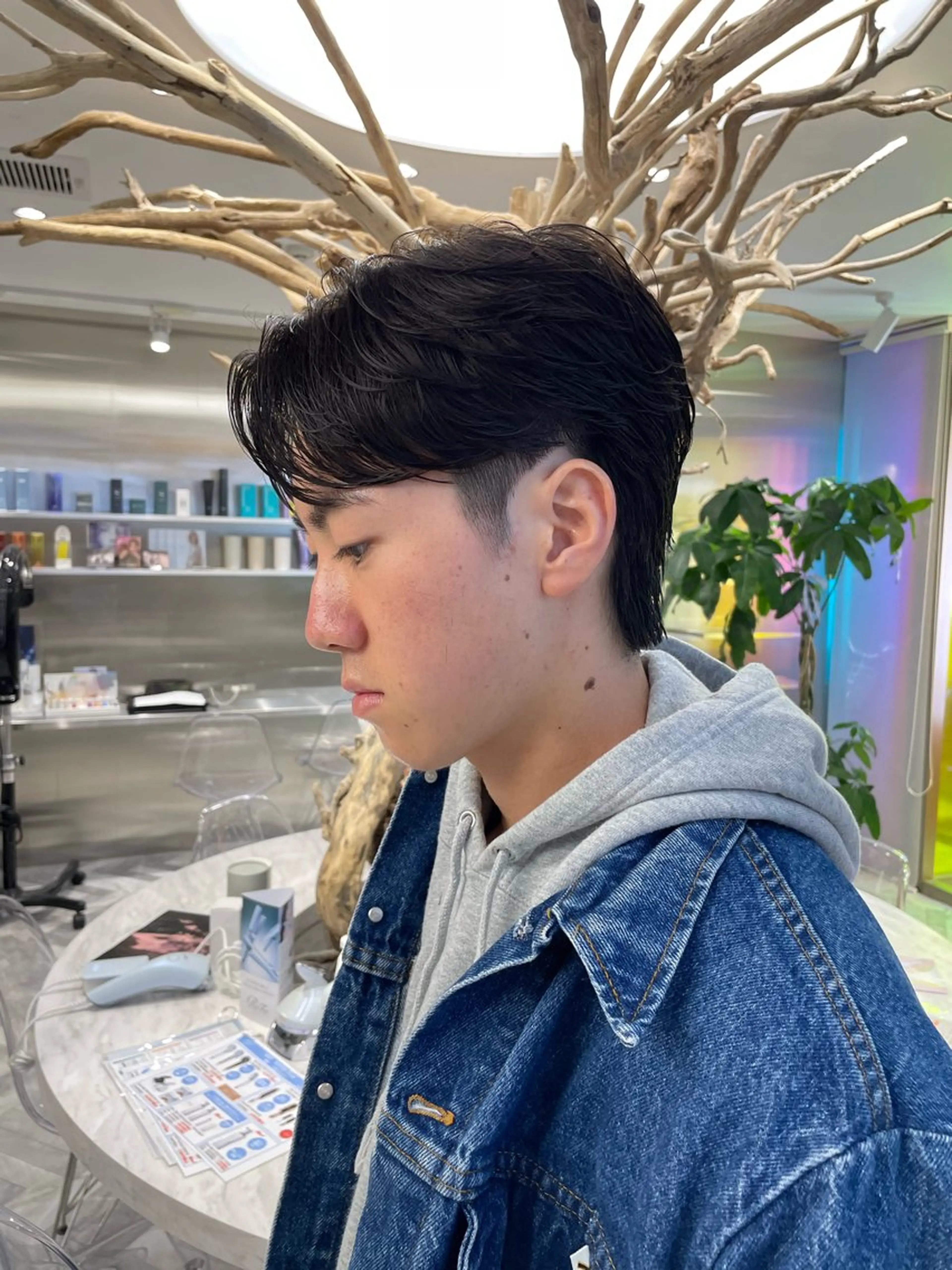 ショート パーマ メンズ センターパート フェザーパーマ カルマパーマ メンズメッシュ メンズパーマ カット カラーモデル⚡️ REONのヘアスタイル