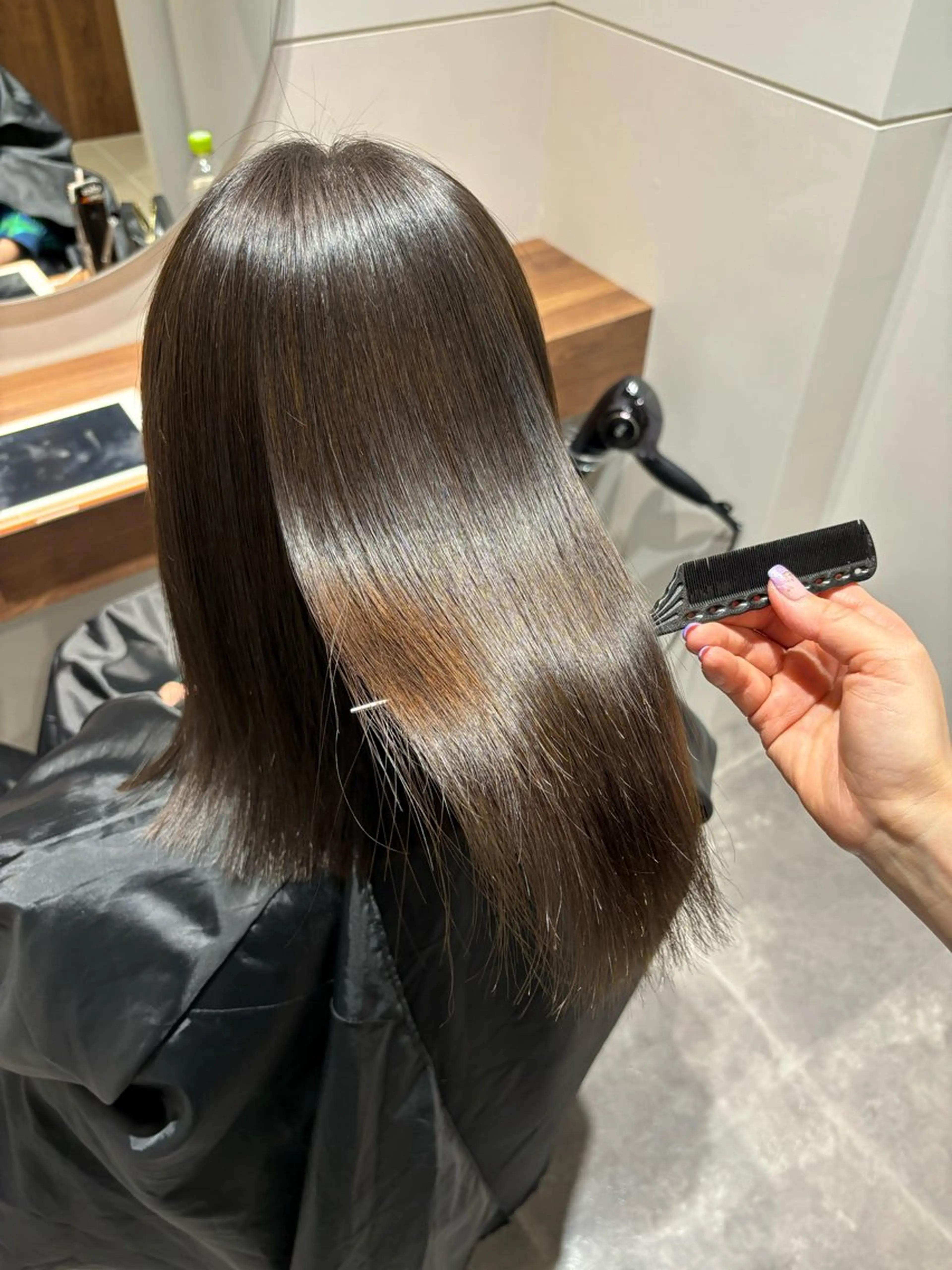 セミロング カット ヘアカラー 縮毛矯正 トリートメント 髪質改善 🤍erikaのヘアスタイル