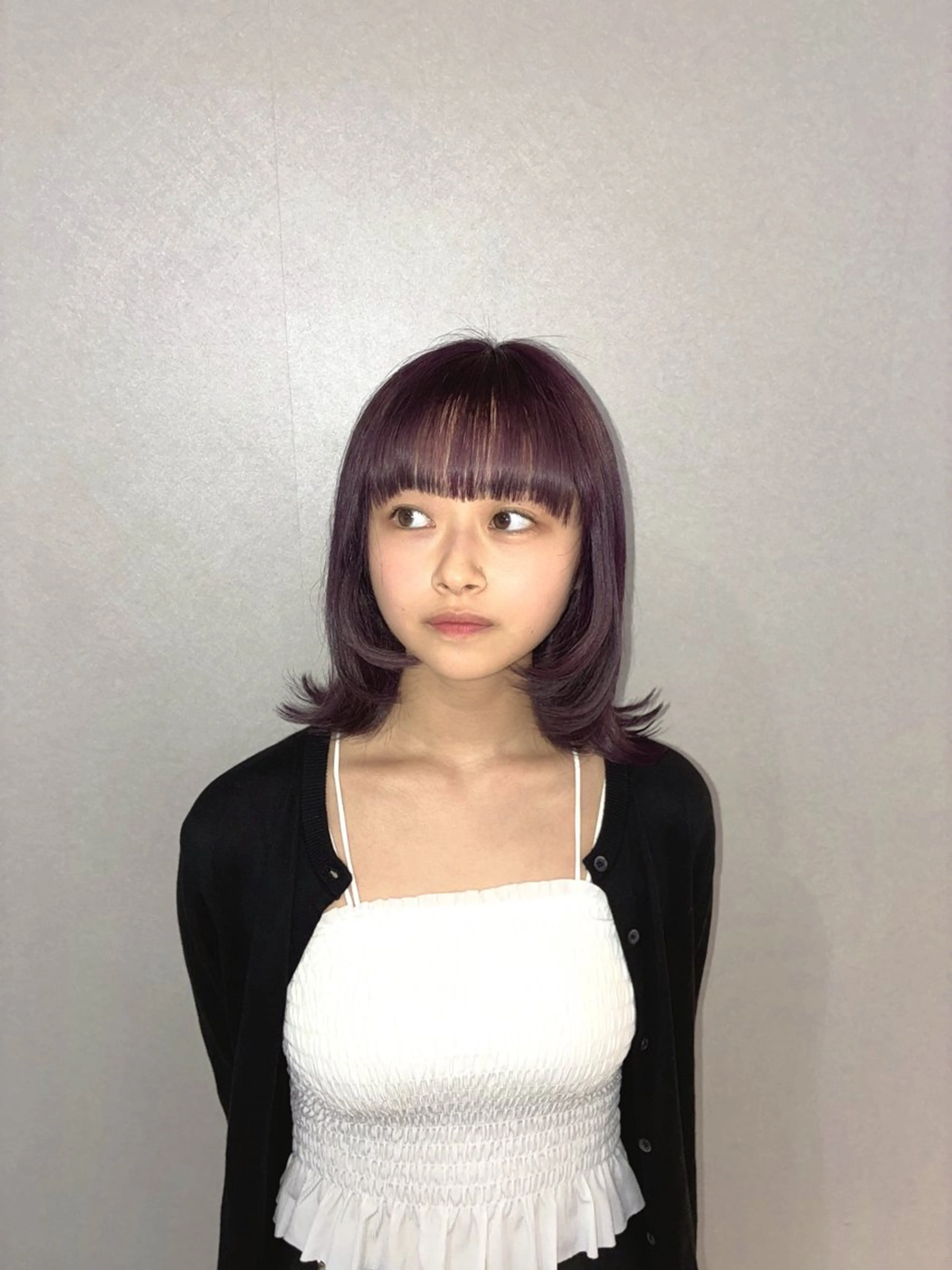 ミディアム カラー ブリーチ ブラウンカラー ラベンダーカラー ラベンダーブラウン レイヤーカット ハナダ メイのヘアスタイル