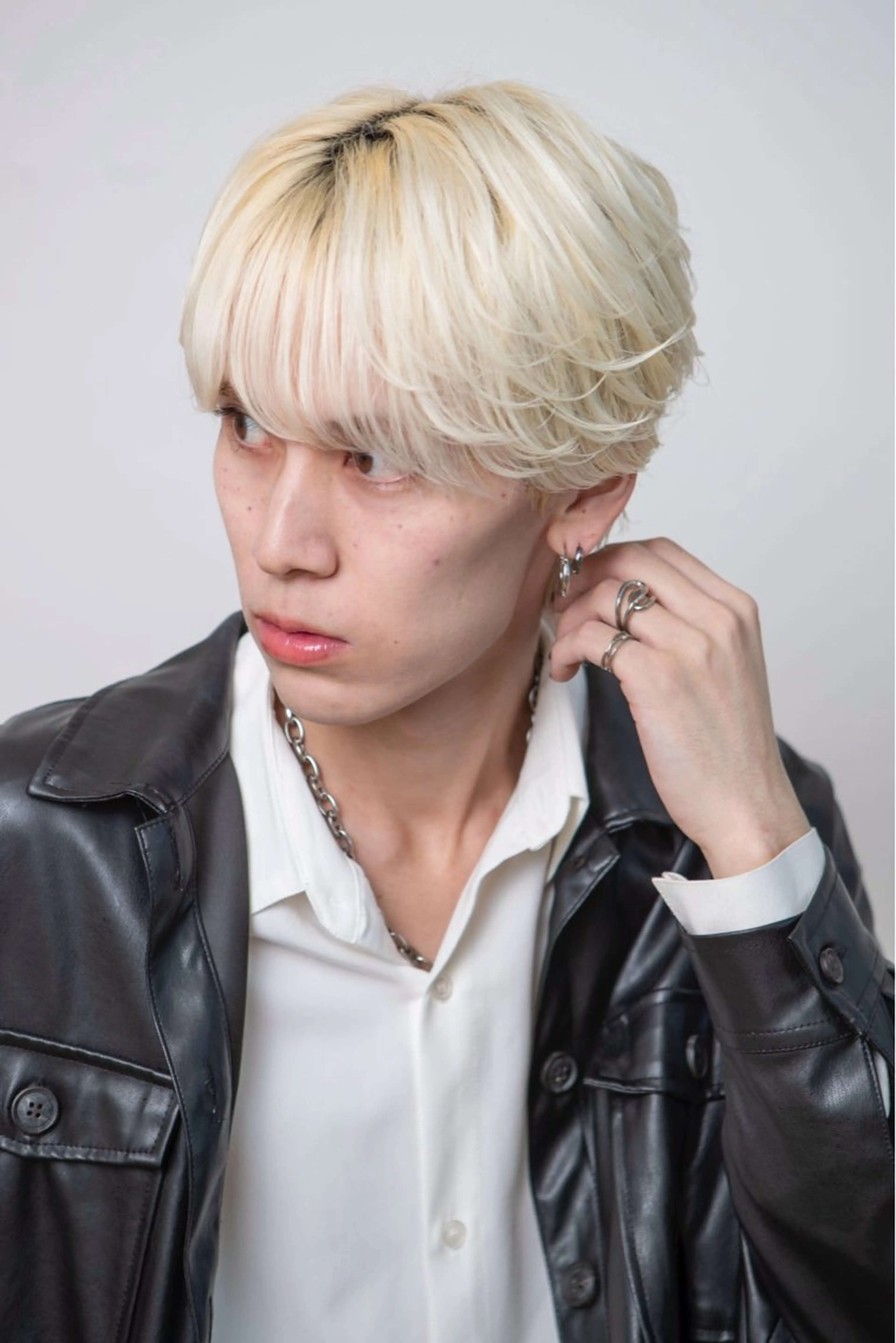 ショート カラー メンズ メンズブリーチ マッシュ シースルーマッシュ ブリーチ カット ヘアセット カルマ・ニュアンス パーマ　須田龍世のヘアスタイル