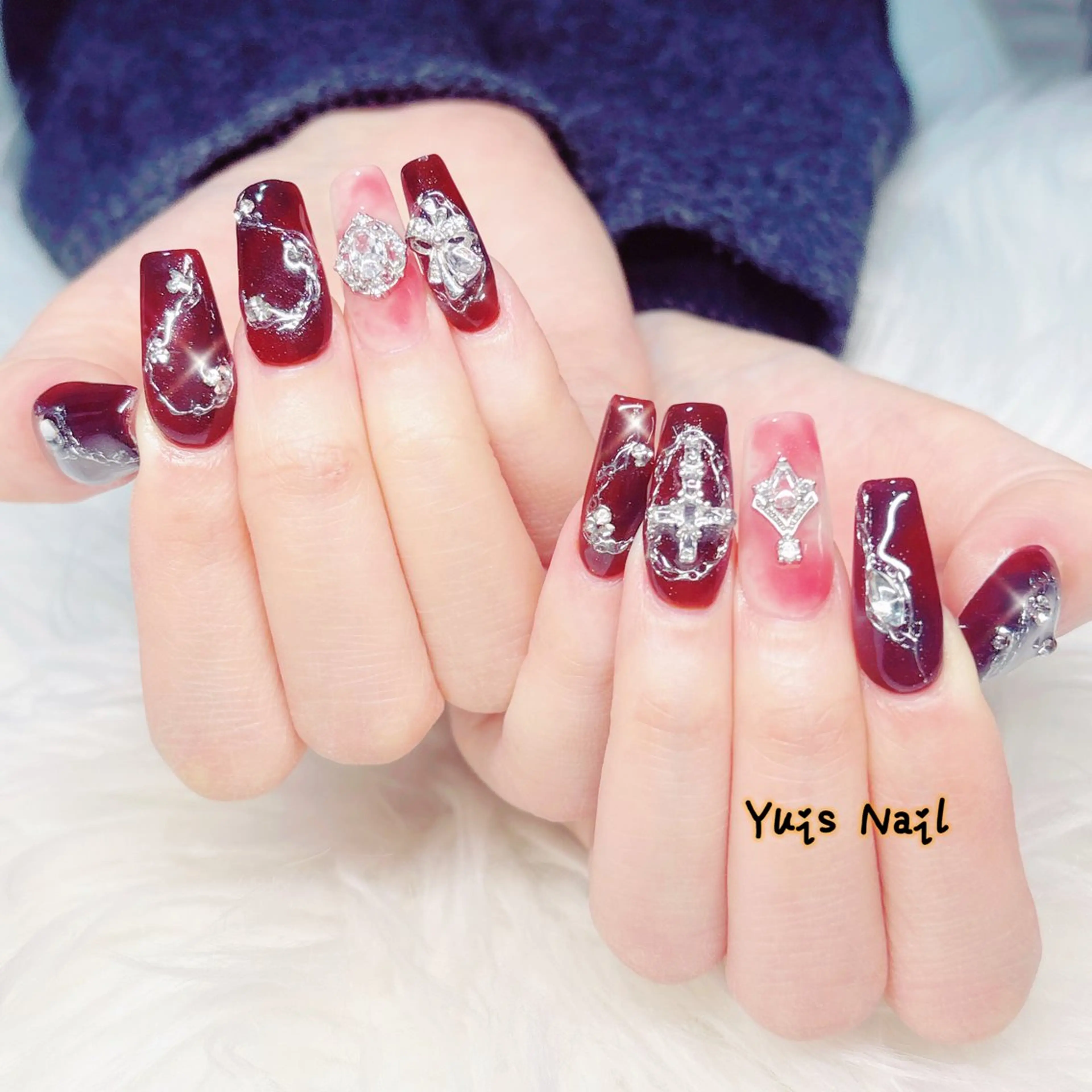ネイル キラキラネイル ミラーネイル 持ち込み ニュアンスネイル 赤色 ハンドネイル Yuis Nailスカルプ専門のネイルデザイン