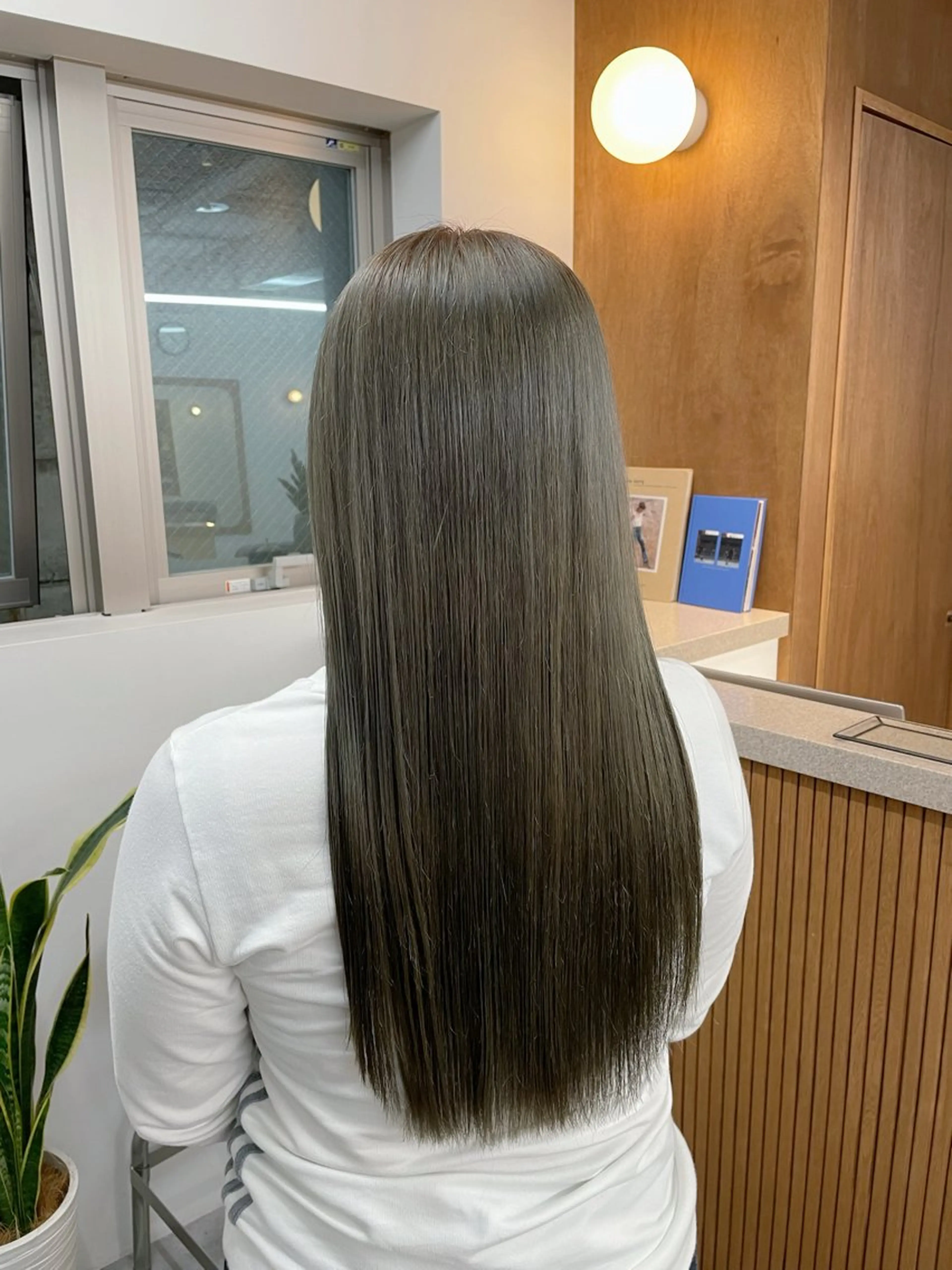 ロング カラー ベージュカラー オリーブベージュ ヘアカラー トリートメント 坂田 友梨奈のヘアスタイル