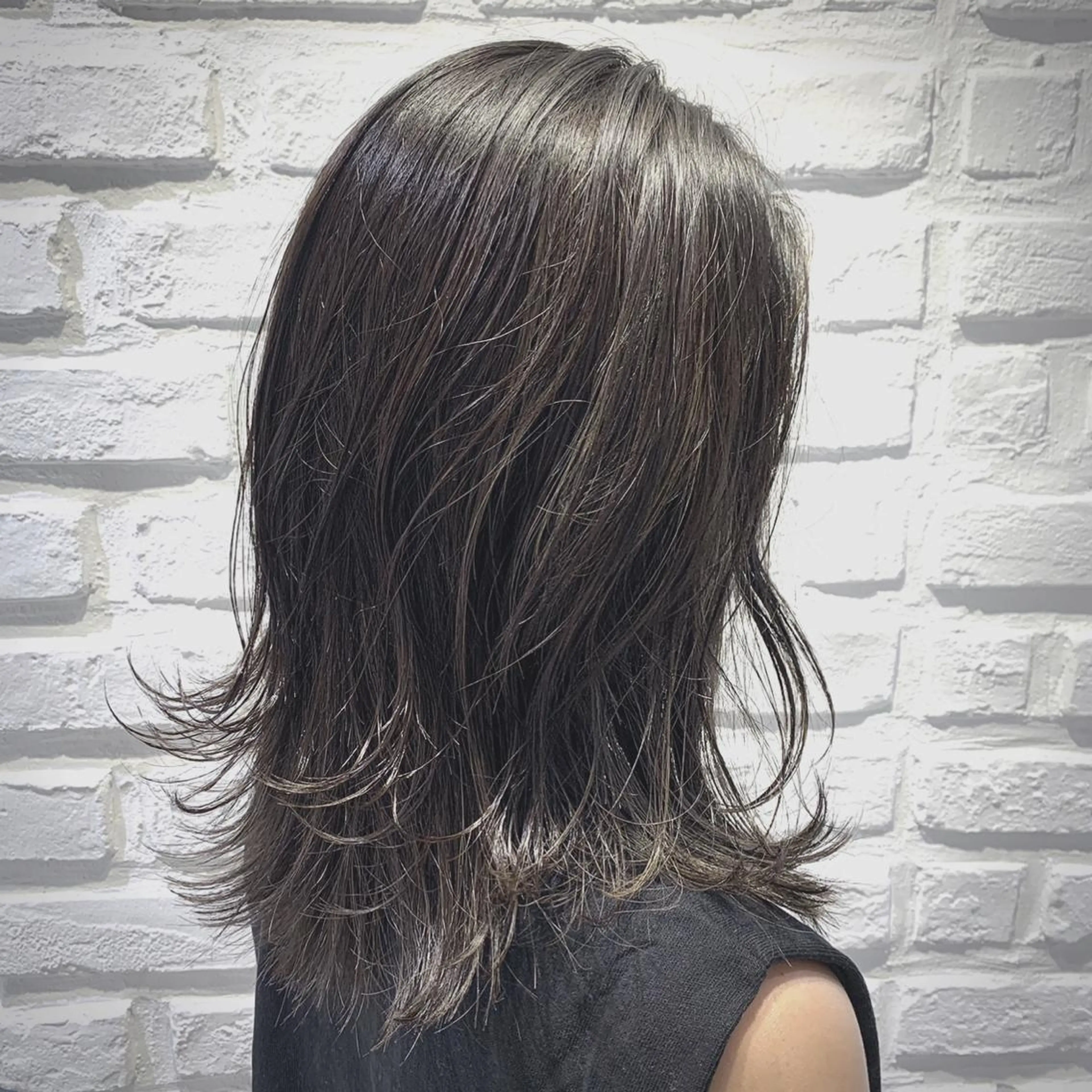 ミディアム カラー アッシュ ブリーチ ダークアッシュ ハイライトカラー ハイライト カット ヘアカラー トリートメント 【デザインカラー】 粥川佳日望のヘアスタイル