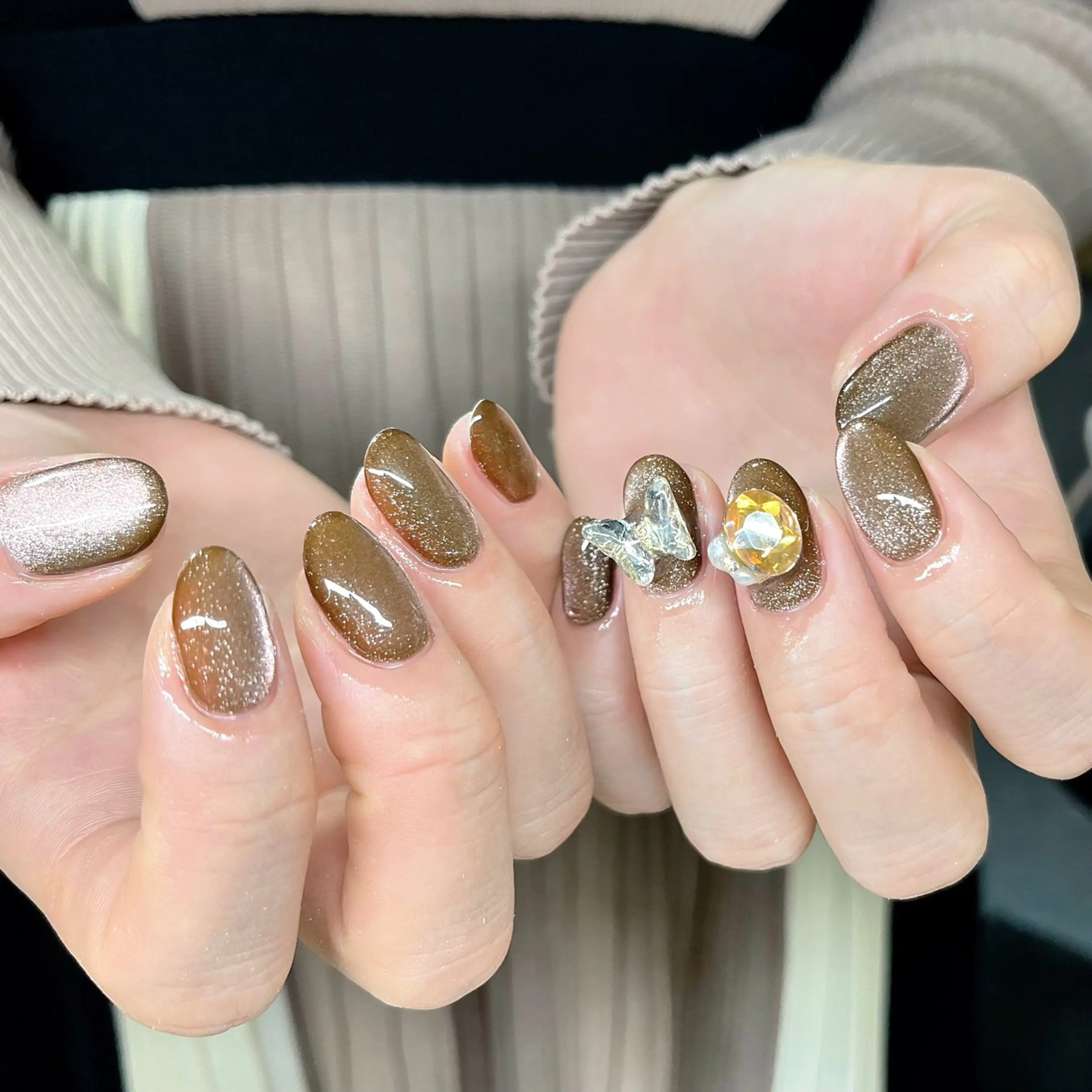 ネイル ゴールド キラキラネイル マグネットネイル ショートネイル ハンドネイル ハンドケア 🎀NAIL🎀 AI🪄︎︎◝✩のネイルデザイン