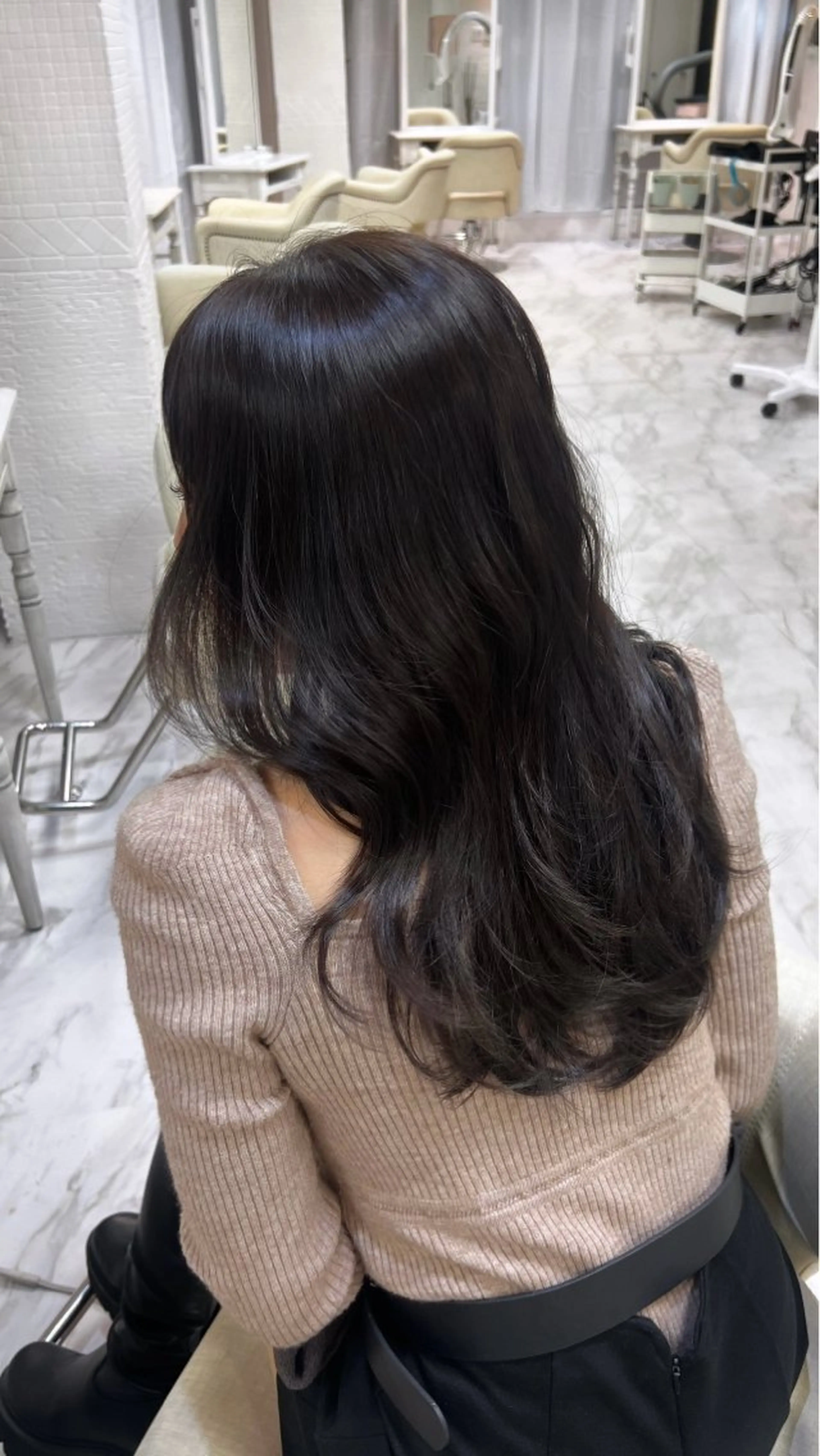 ミディアム くびれヘア レイヤーカット ヘアカラー KON.所属・山田 蓮のヘアスタイル