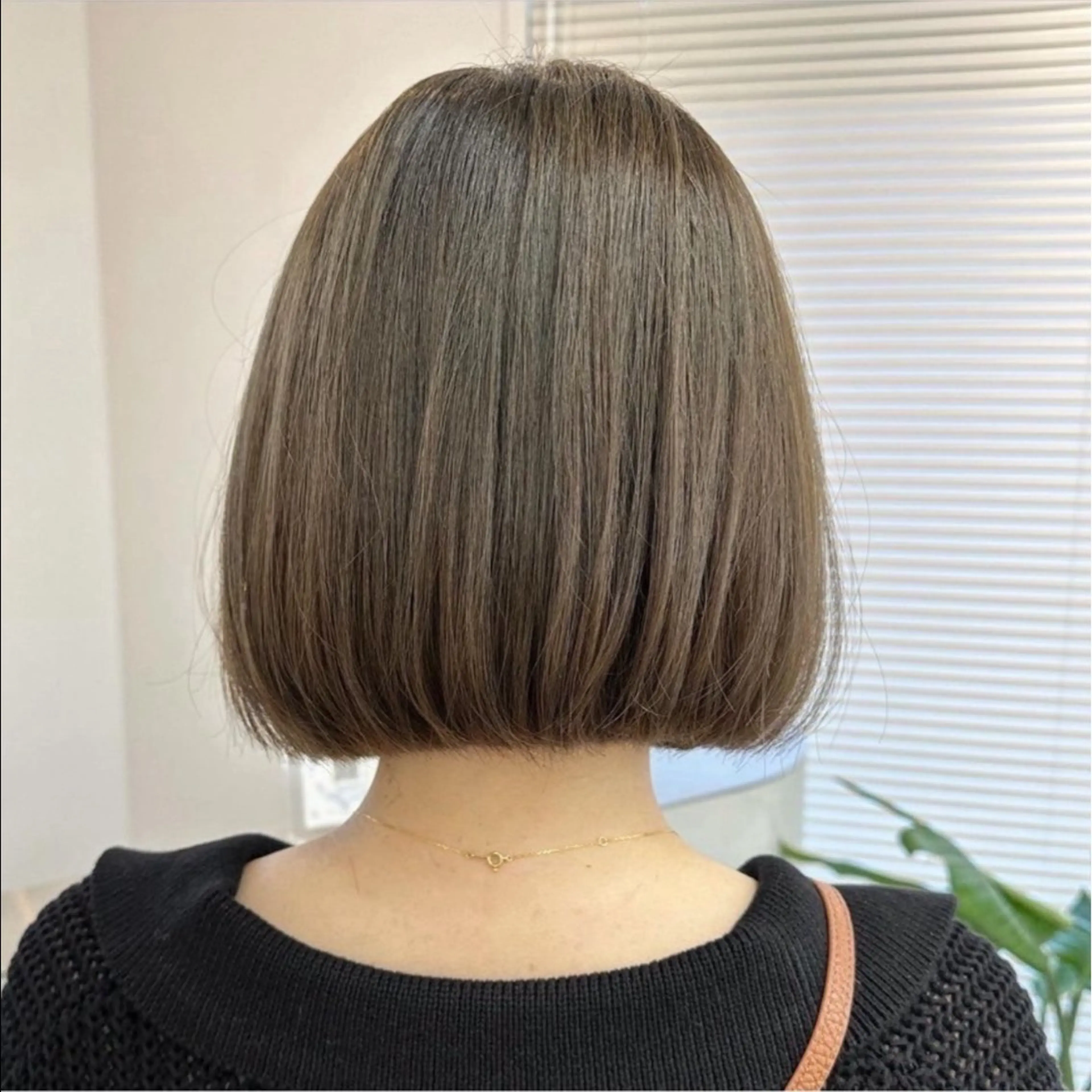 ミディアム ルネ所属・切りっぱなしボブ グレージュ/福田梢のヘアスタイル