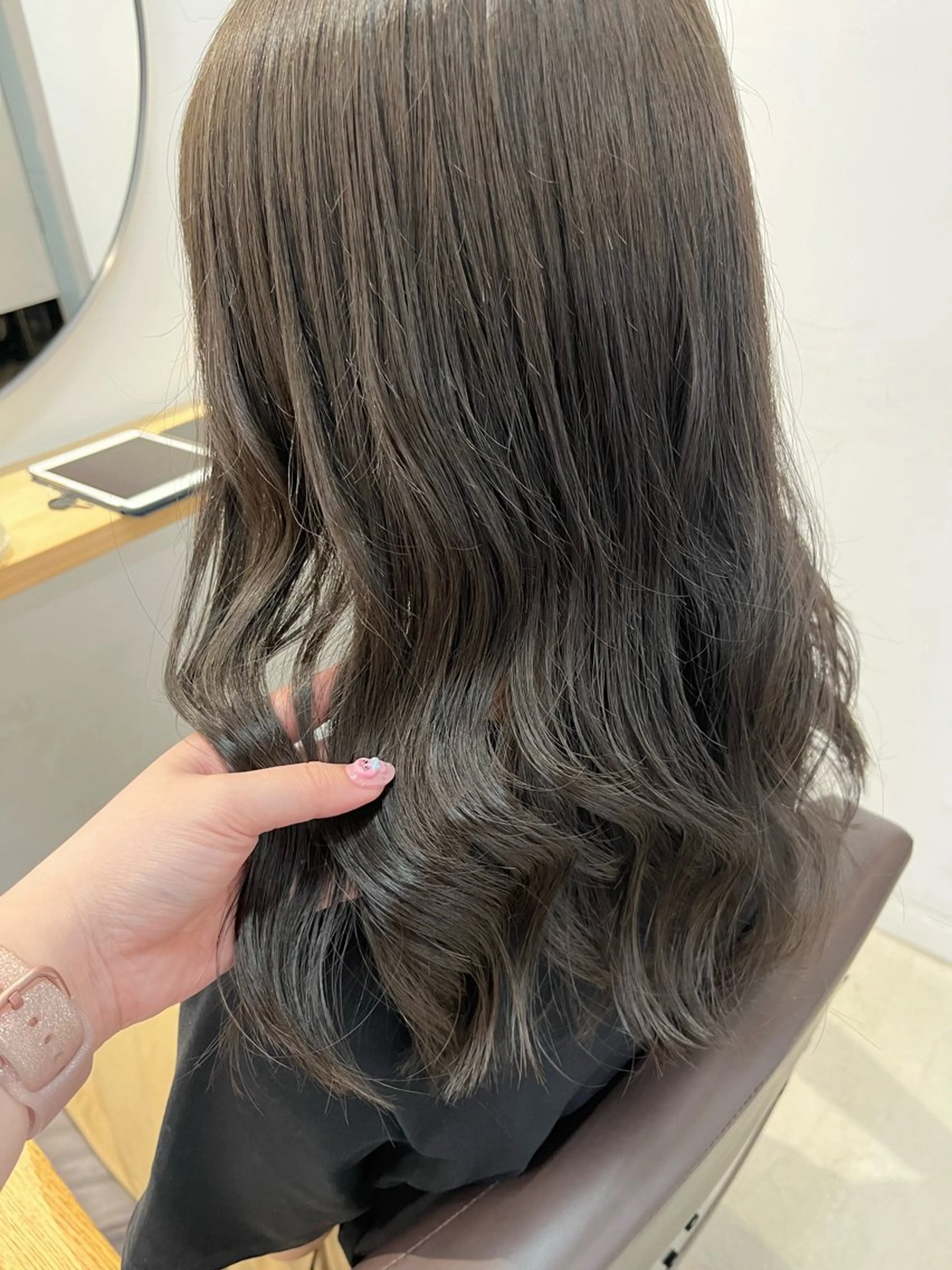 ロング カラー アディクシーカラー ブリーチ グレージュ ブリーチなしカラー オリーブグレージュ ブリーチなしカラー レイヤーカットのヘアスタイル