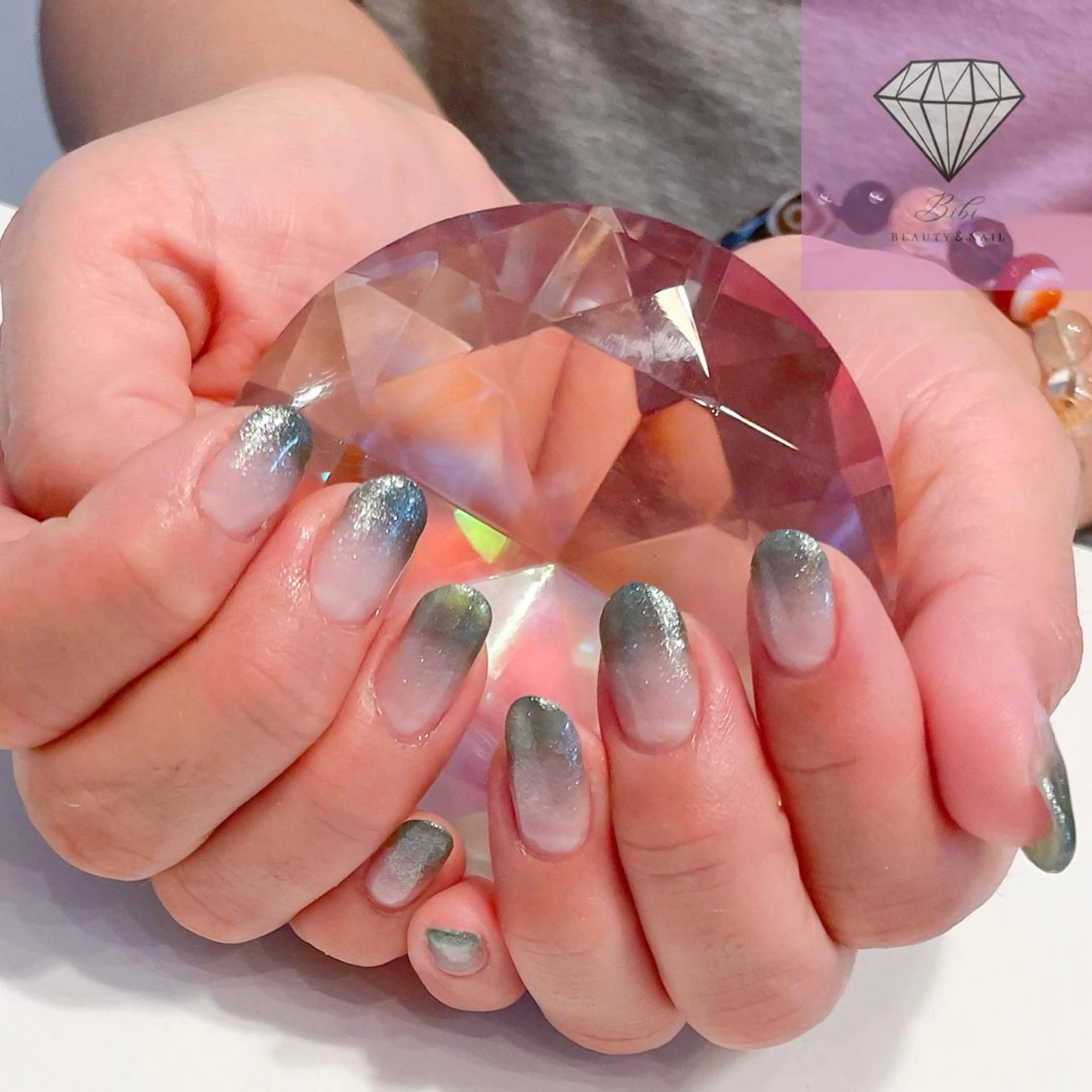 ネイル グラデーション グリーン ラメ(グリッター) ハンドネイル ネイルサロン💎 Bibiのネイルデザイン