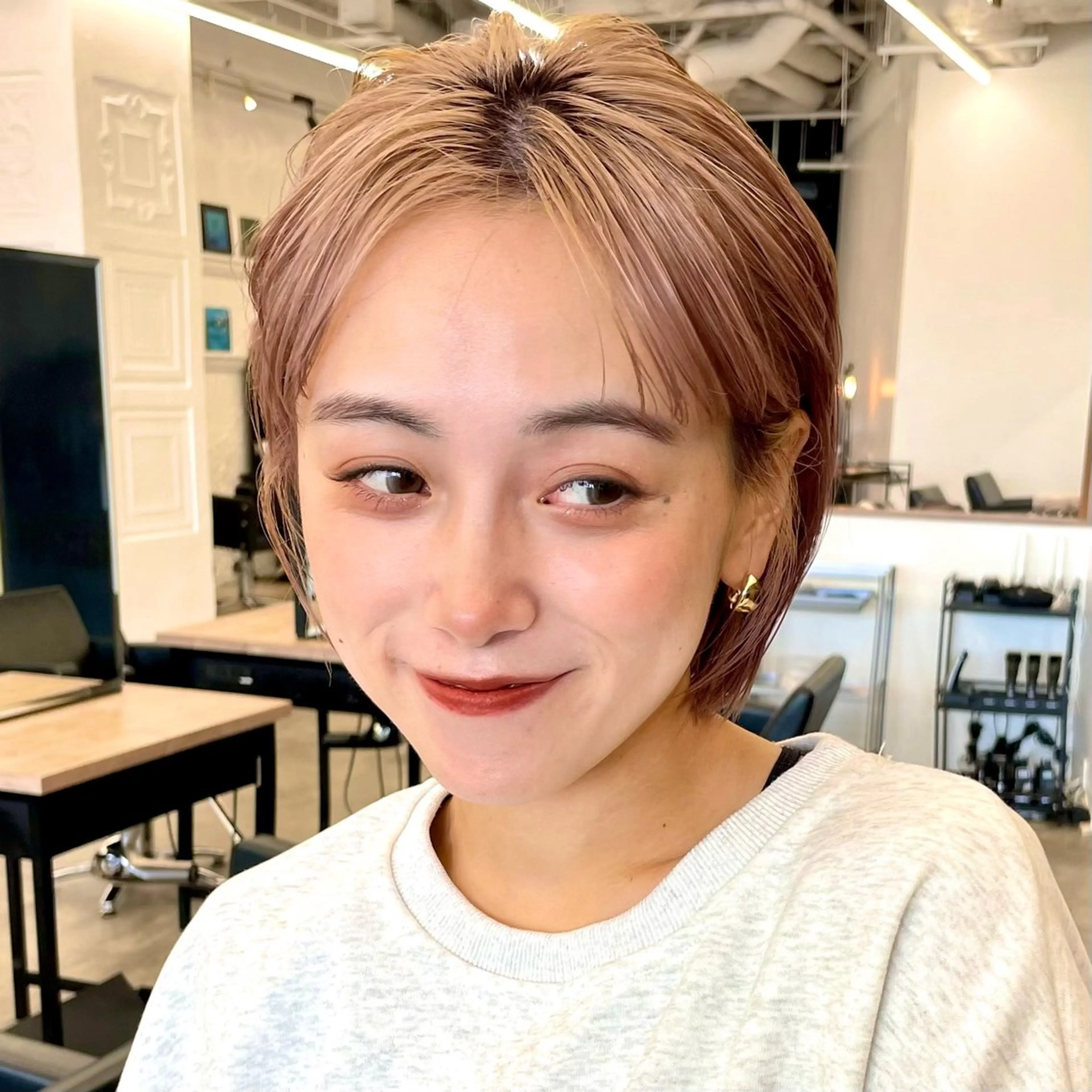 ショート カラー ヘアアレンジ ベージュカラー ブリーチ ピンクカラー ピンクベージュ ボブ/レイヤー/ 艶髪/HANA💗のヘアスタイル