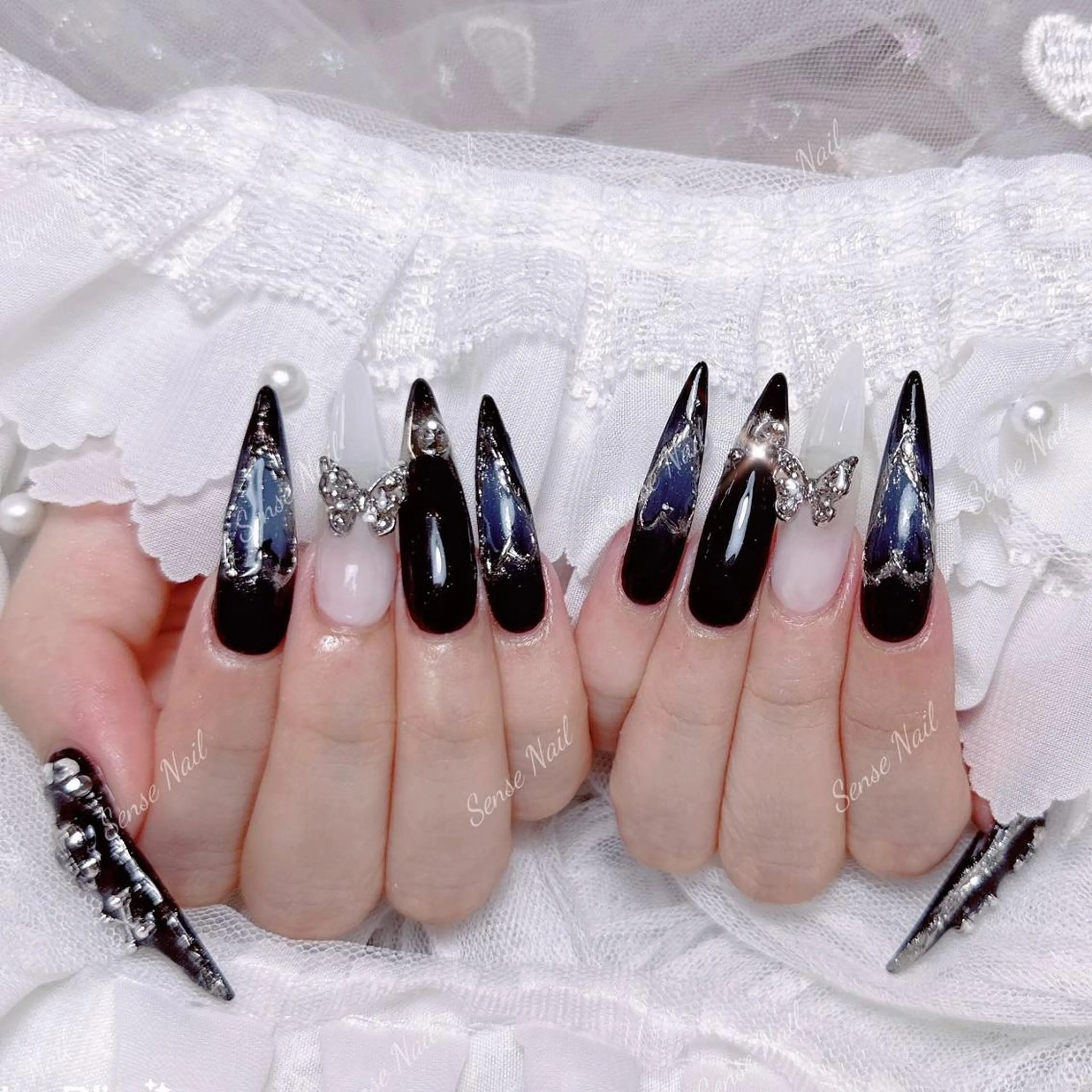 ネイル Queening 🦋のネイルデザイン