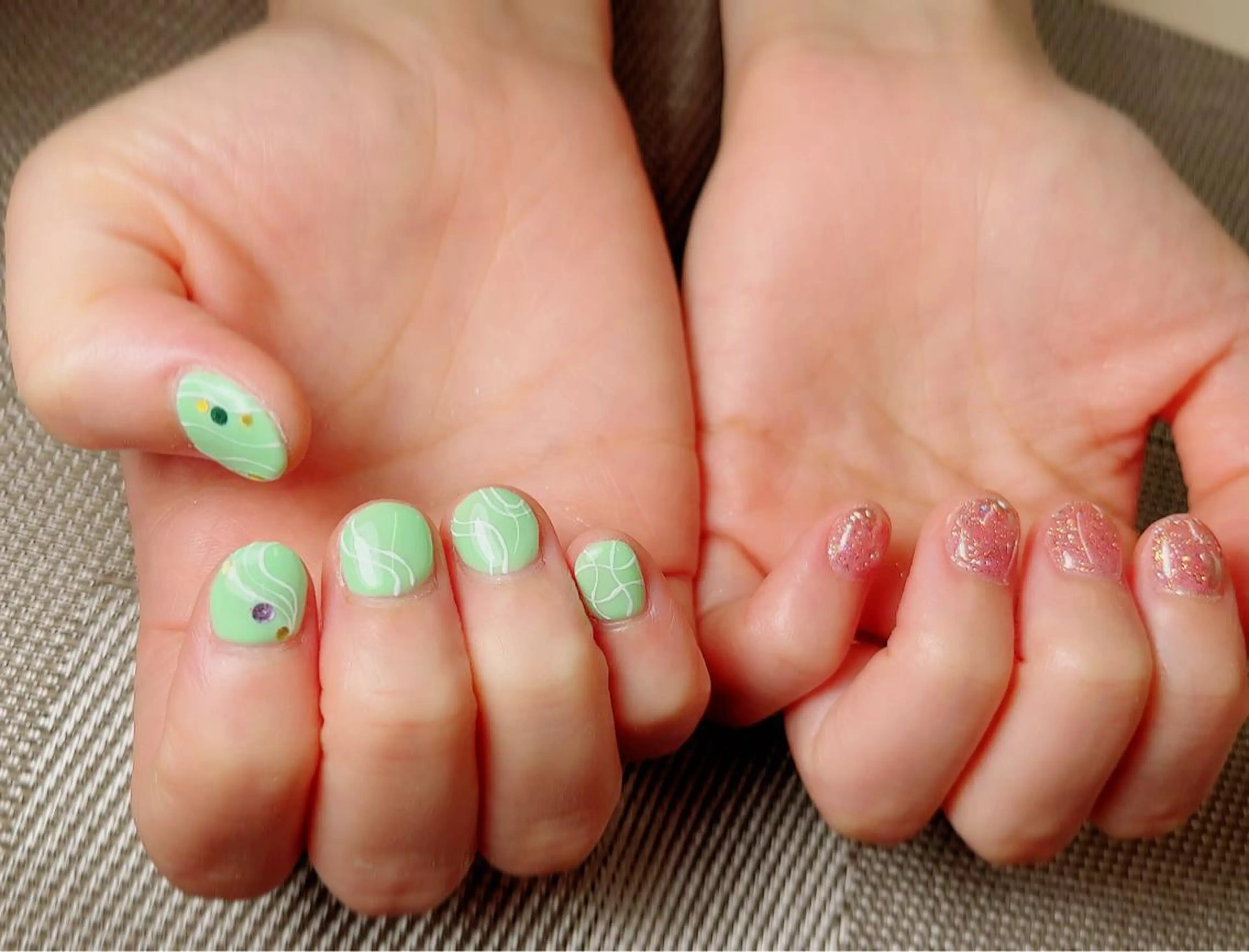 ネイル グリーン ラメ(グリッター) ニュアンスネイル シルバー ホワイト ハンドネイル ハンドケア nail salon Otete所属・かこ ・のネイルデザイン