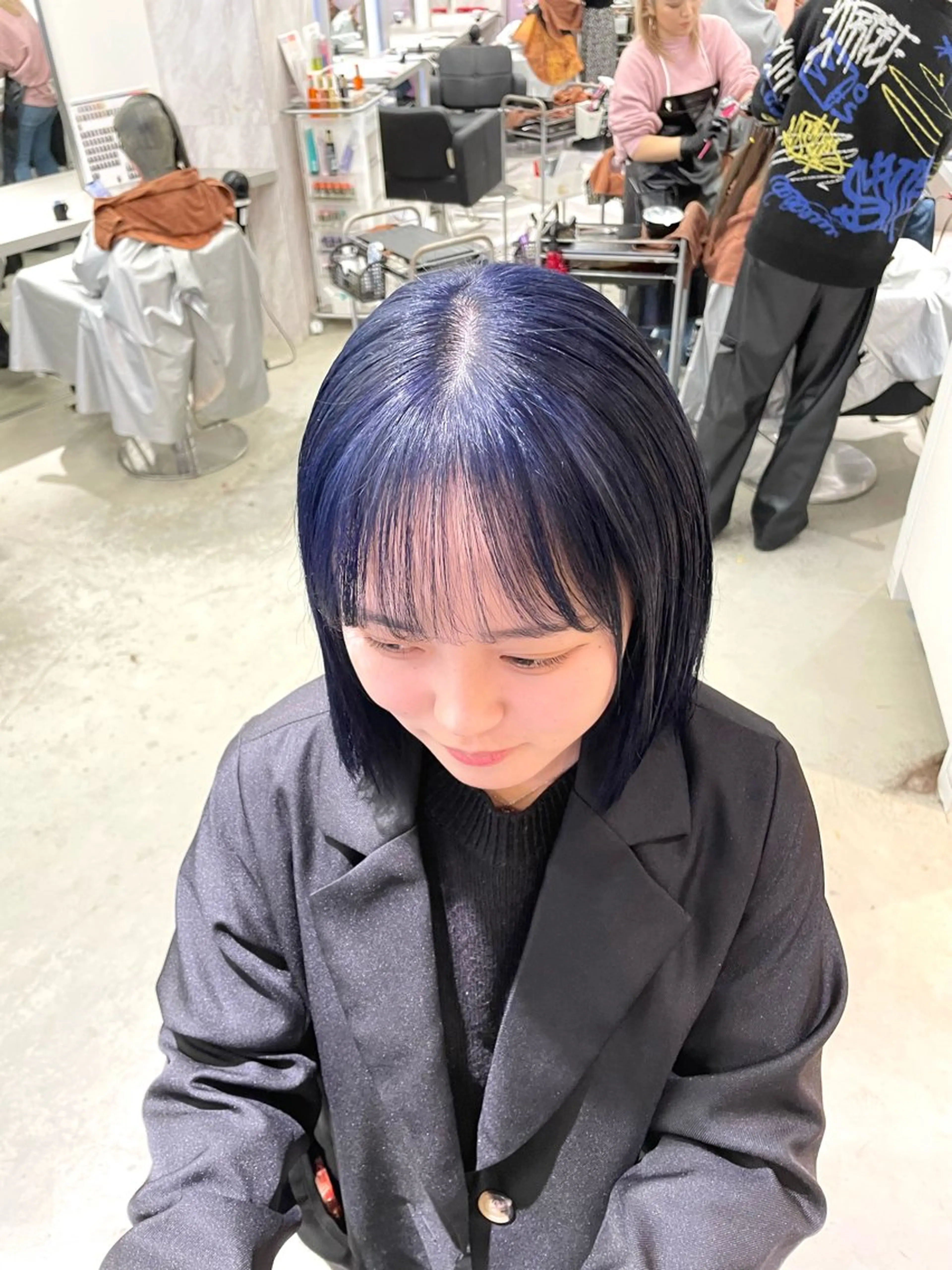 ミディアム カラー 黒髪 ブルーカラー ブルーブラック ヘアカラー トリートメント ブリーチ＆波巻パーマ /飯牟田/GEAR.のヘアスタイル