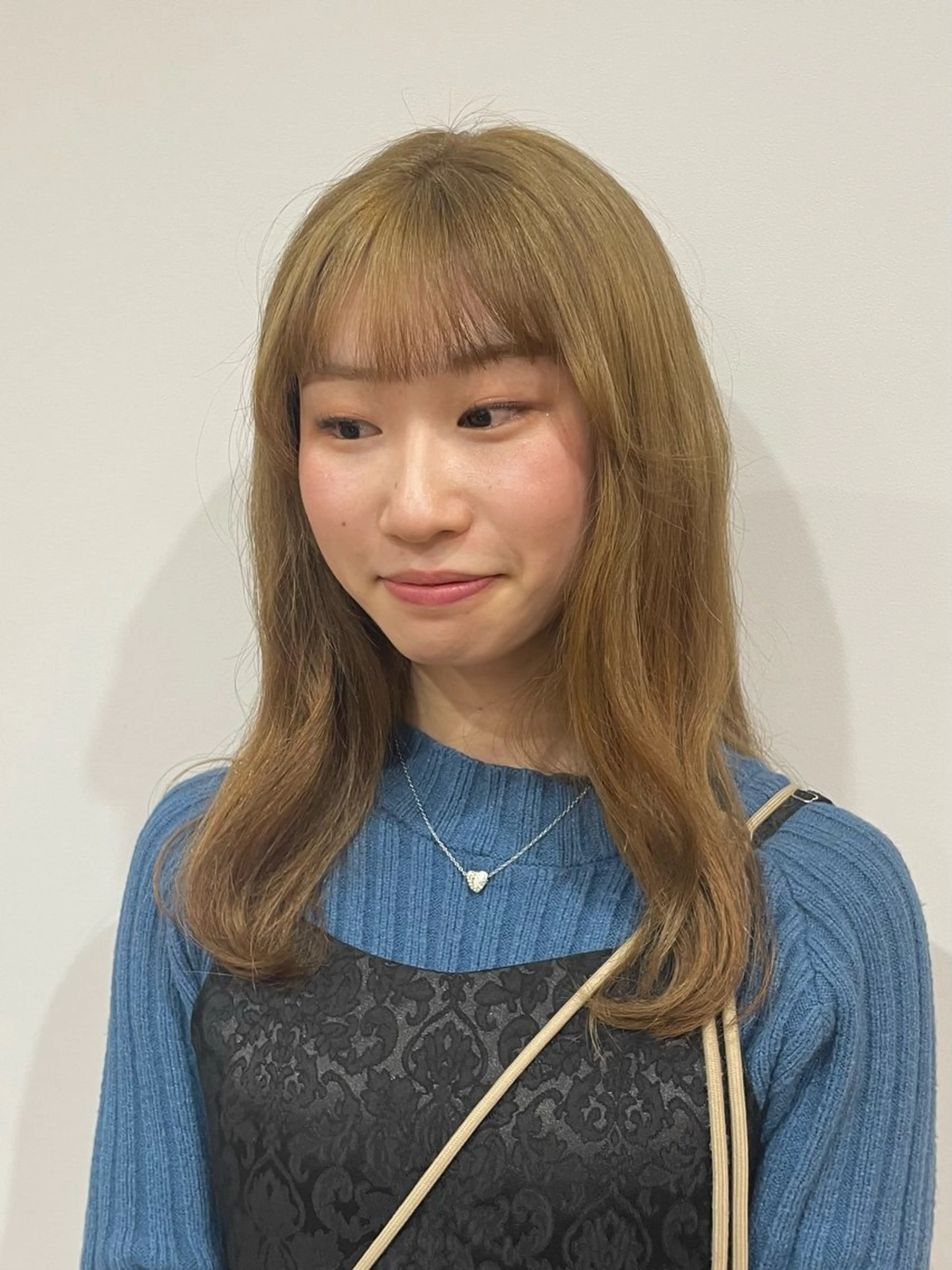 セミロング カラー ベージュカラー ミルクティーベージュ カット ヘアカラー トリートメント 真弓 理沙のヘアスタイル